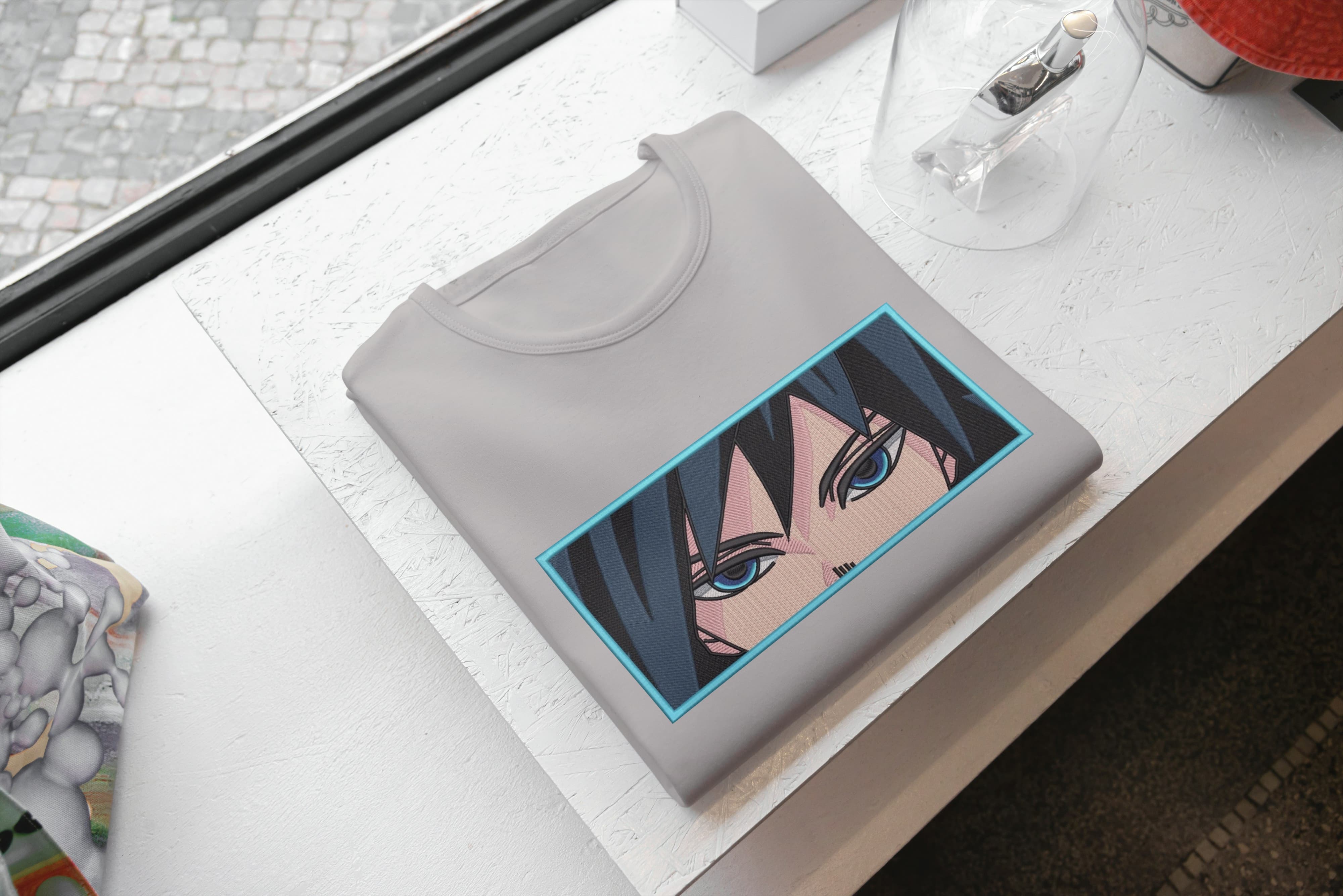 Foto di - T-shirt Ricamata Unisex – 100% Cotone – Stile Streetwear e Confortevole – Sguardo Personaggio anime Giyu Tomioka-Ricamati-Biiply