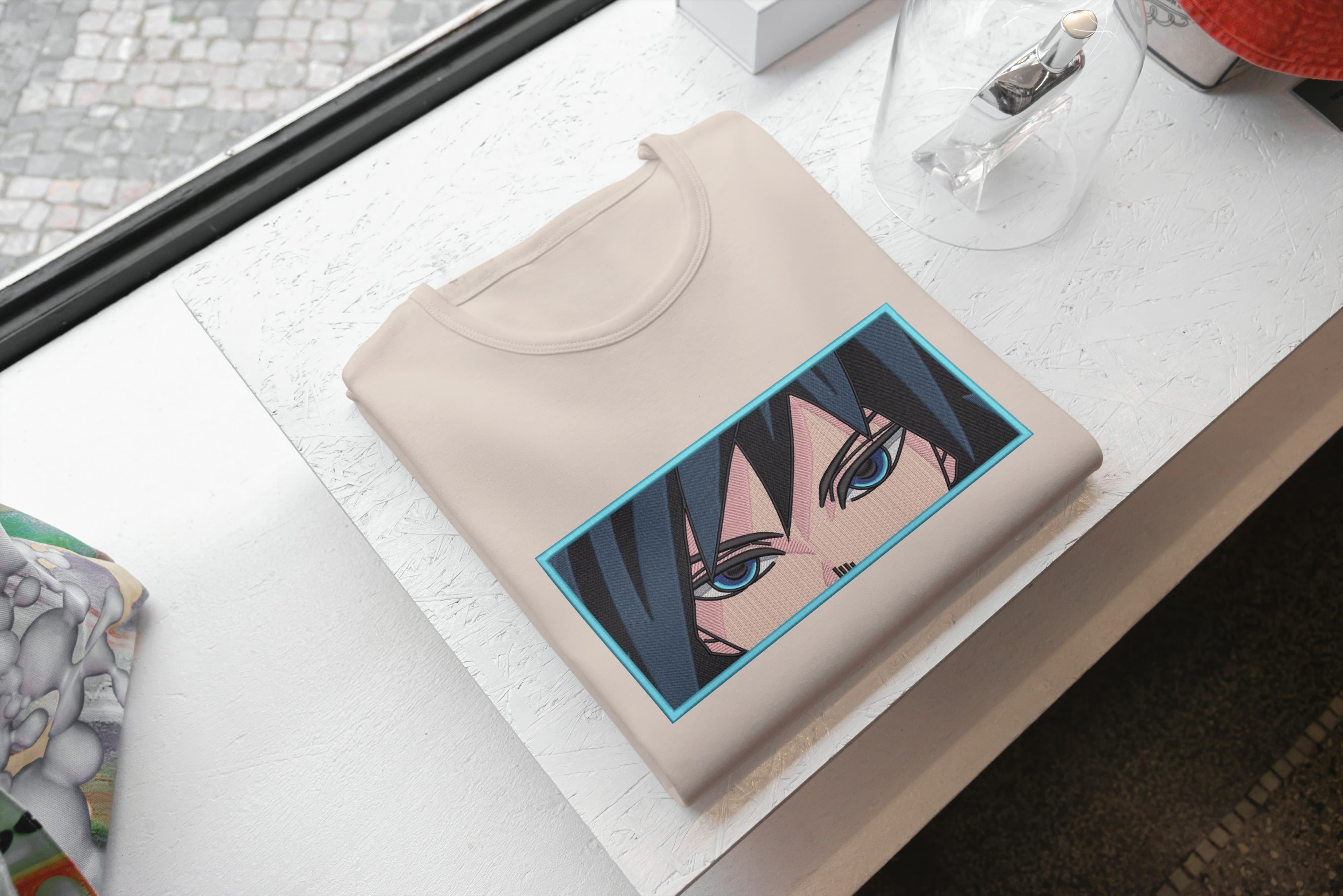 Foto di - T-shirt Ricamata Unisex – 100% Cotone – Stile Streetwear e Confortevole – Sguardo Personaggio anime Giyu Tomioka-Ricamati-Biiply