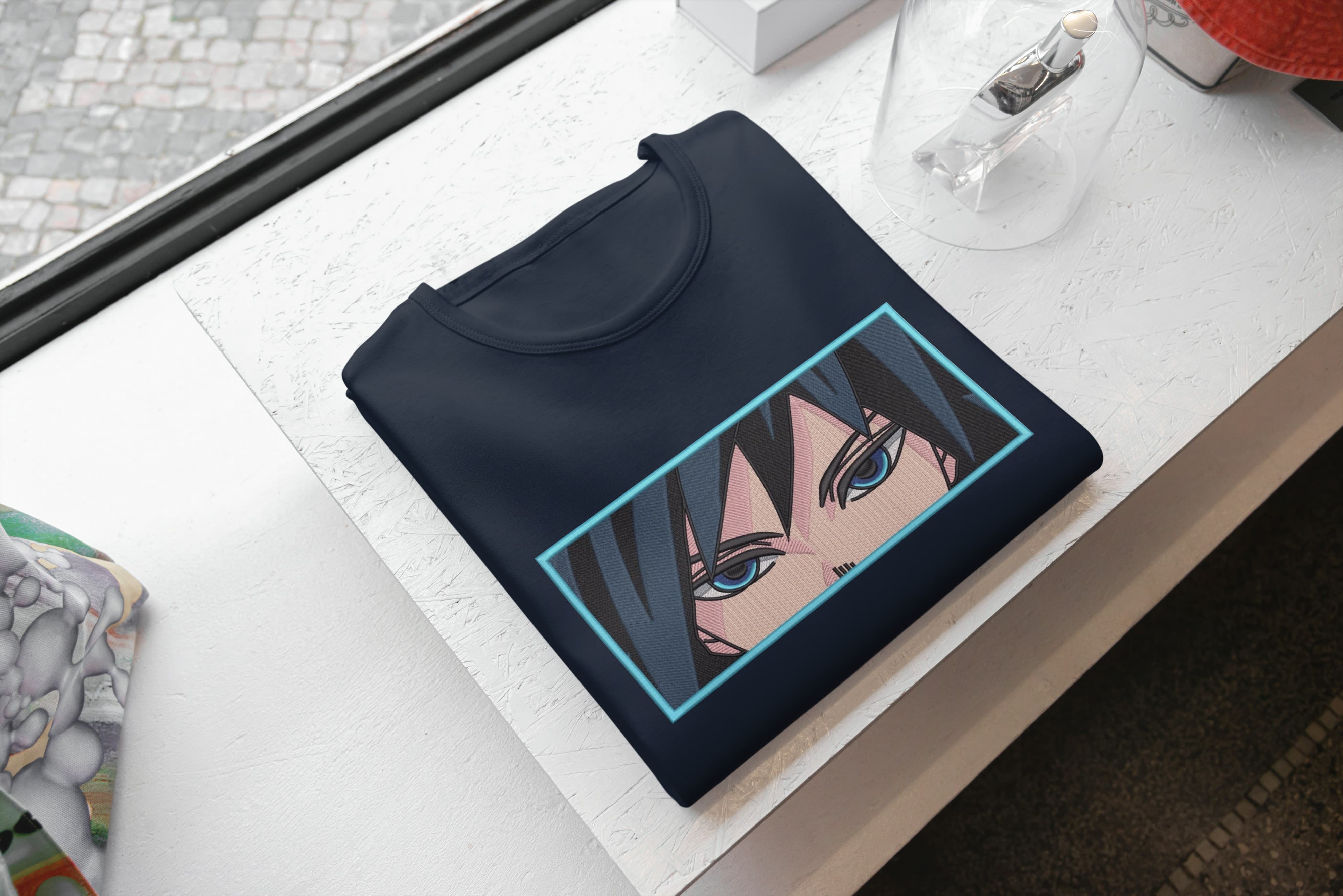 Foto di - T-shirt Ricamata Unisex – 100% Cotone – Stile Streetwear e Confortevole – Sguardo Personaggio anime Giyu Tomioka-Ricamati-Biiply