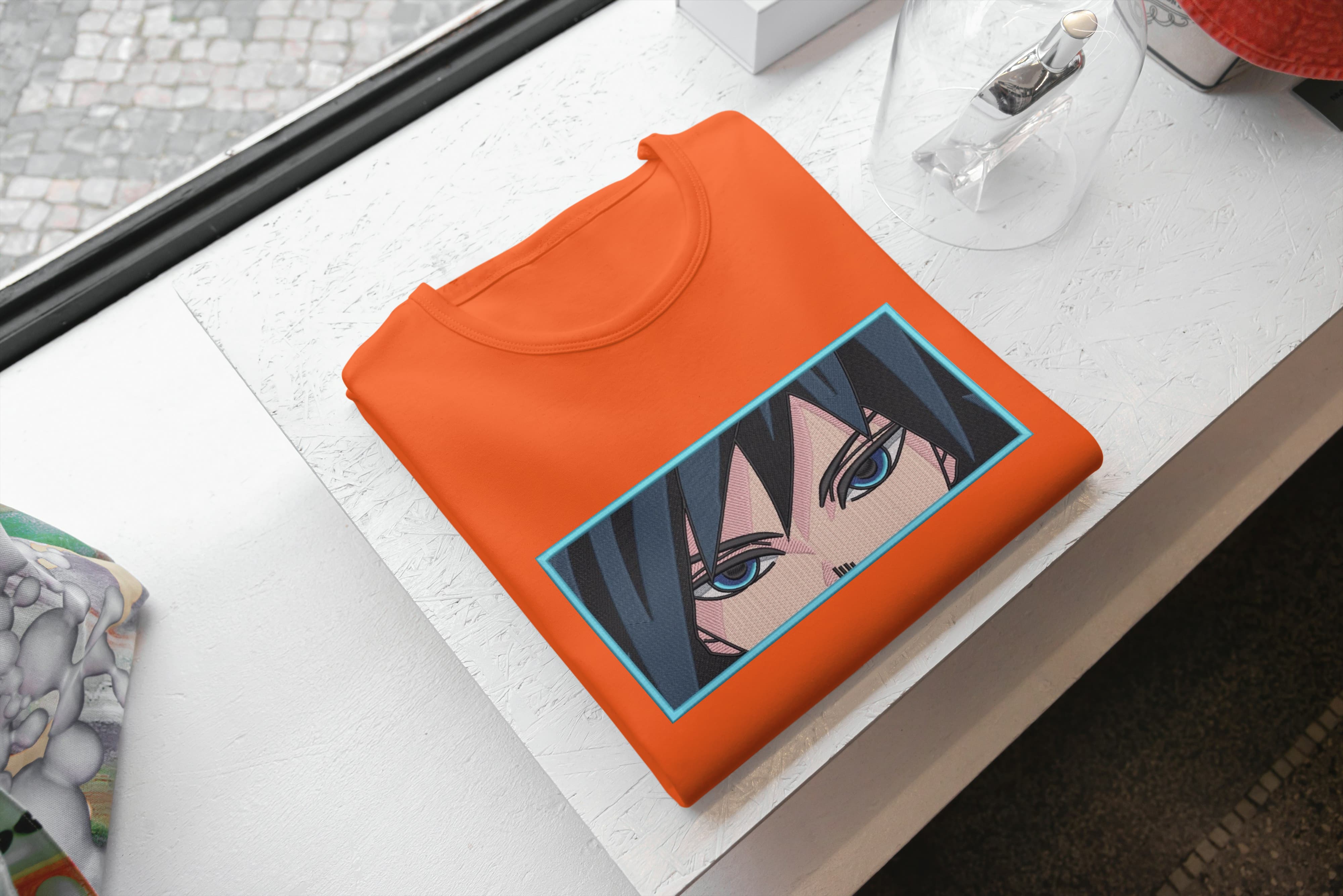 Foto di - T-shirt Ricamata Unisex – 100% Cotone – Stile Streetwear e Confortevole – Sguardo Personaggio anime Giyu Tomioka-Ricamati-Biiply