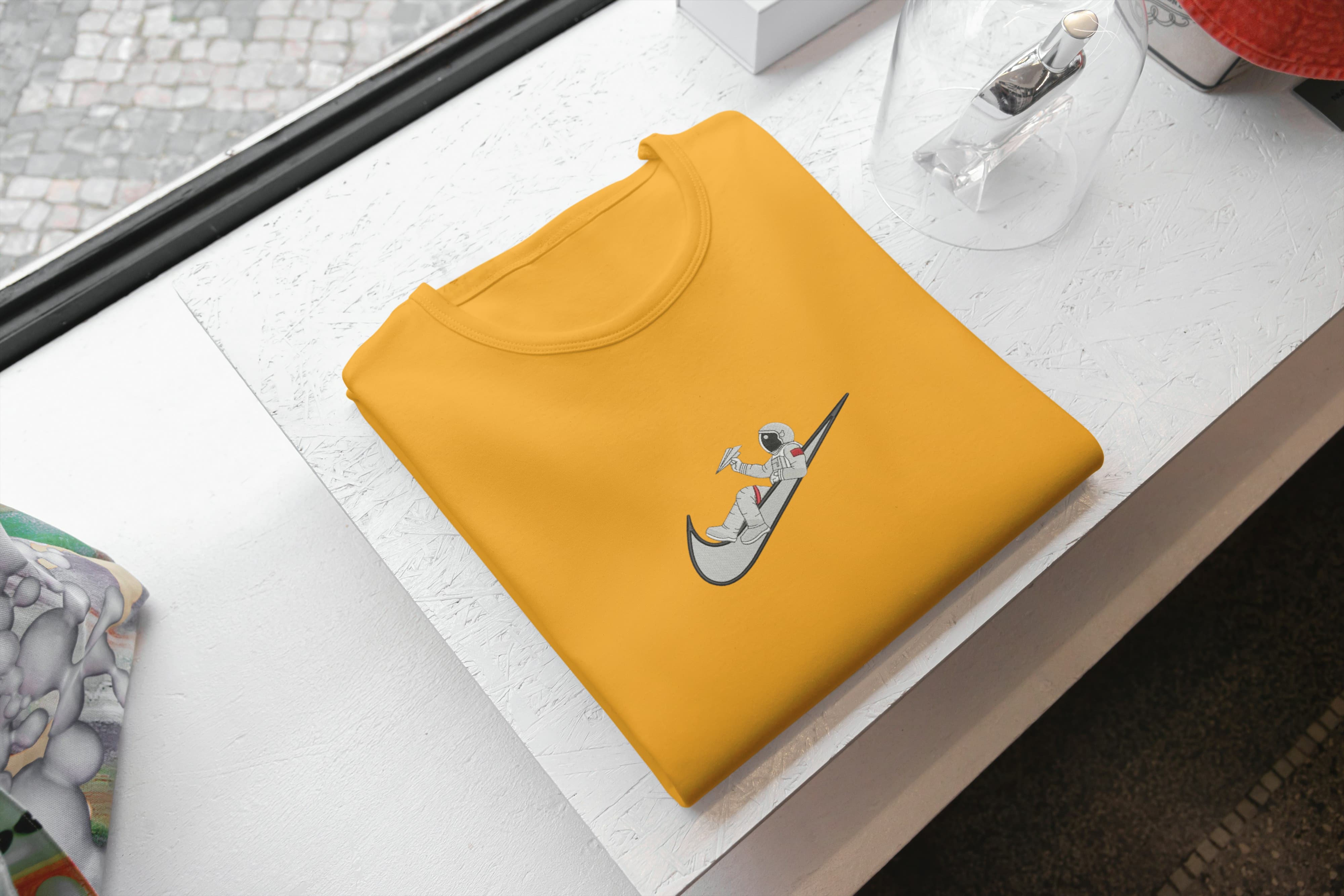 Foto di - T-shirt Ricamata Unisex – 100% Cotone – Stile Streetwear e Confortevole – Swoosh + Astronauta-Ricamati-Biiply