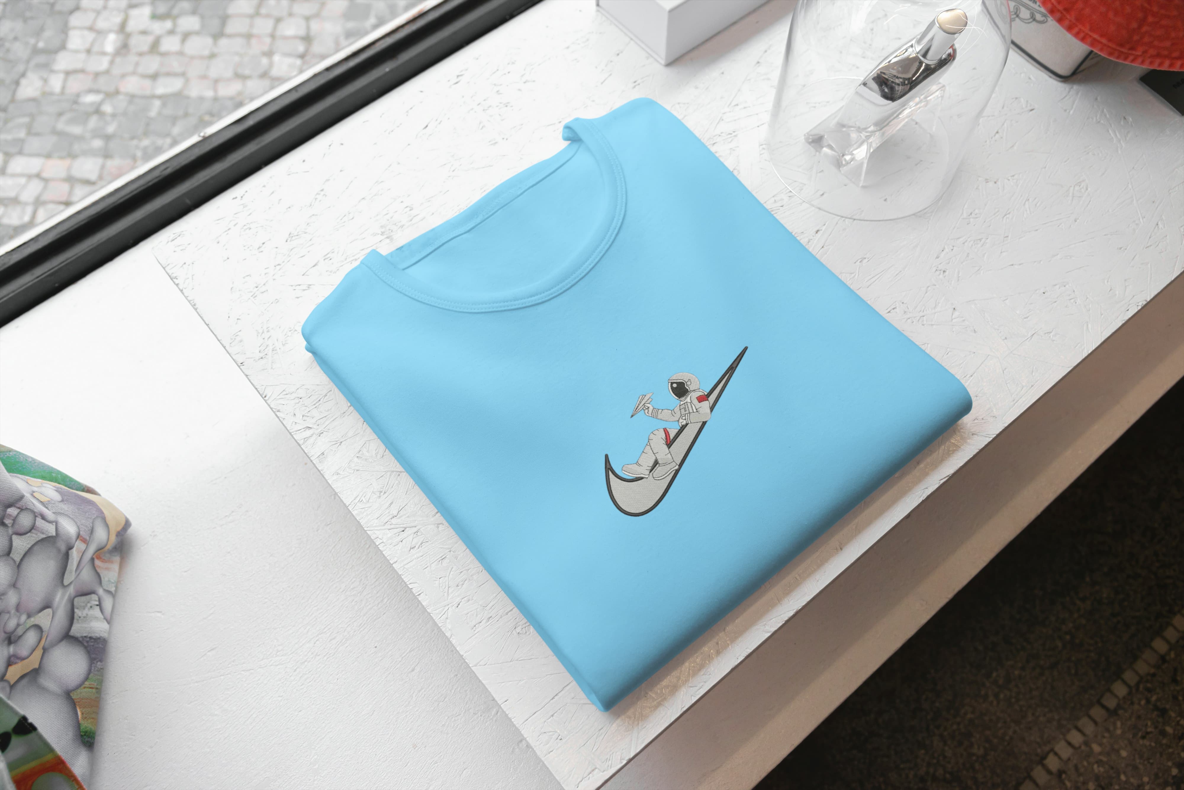 Foto di - T-shirt Ricamata Unisex – 100% Cotone – Stile Streetwear e Confortevole – Swoosh + Astronauta-Ricamati-Biiply