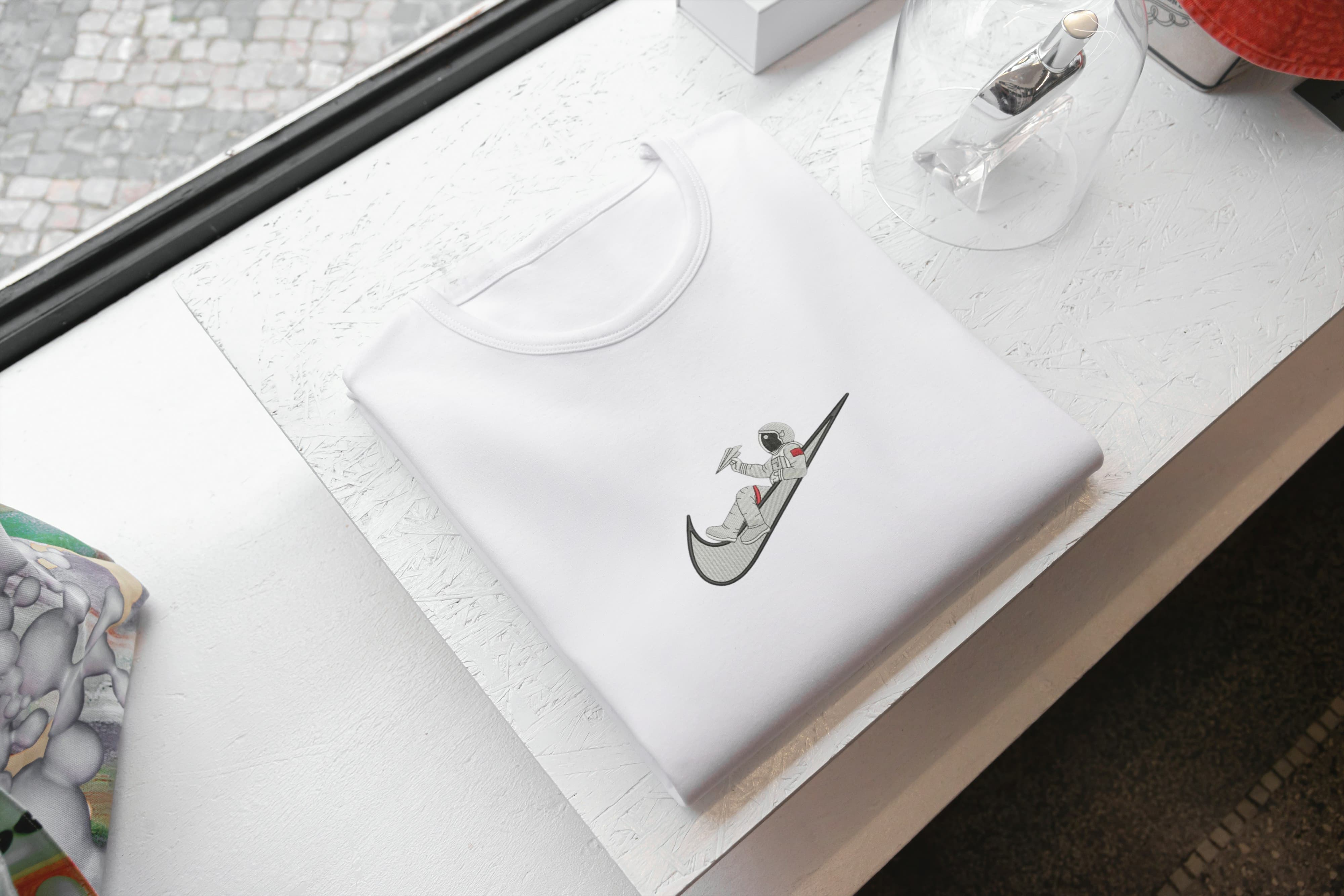 Foto di - T-shirt Ricamata Unisex – 100% Cotone – Stile Streetwear e Confortevole – Swoosh + Astronauta-Ricamati-Biiply