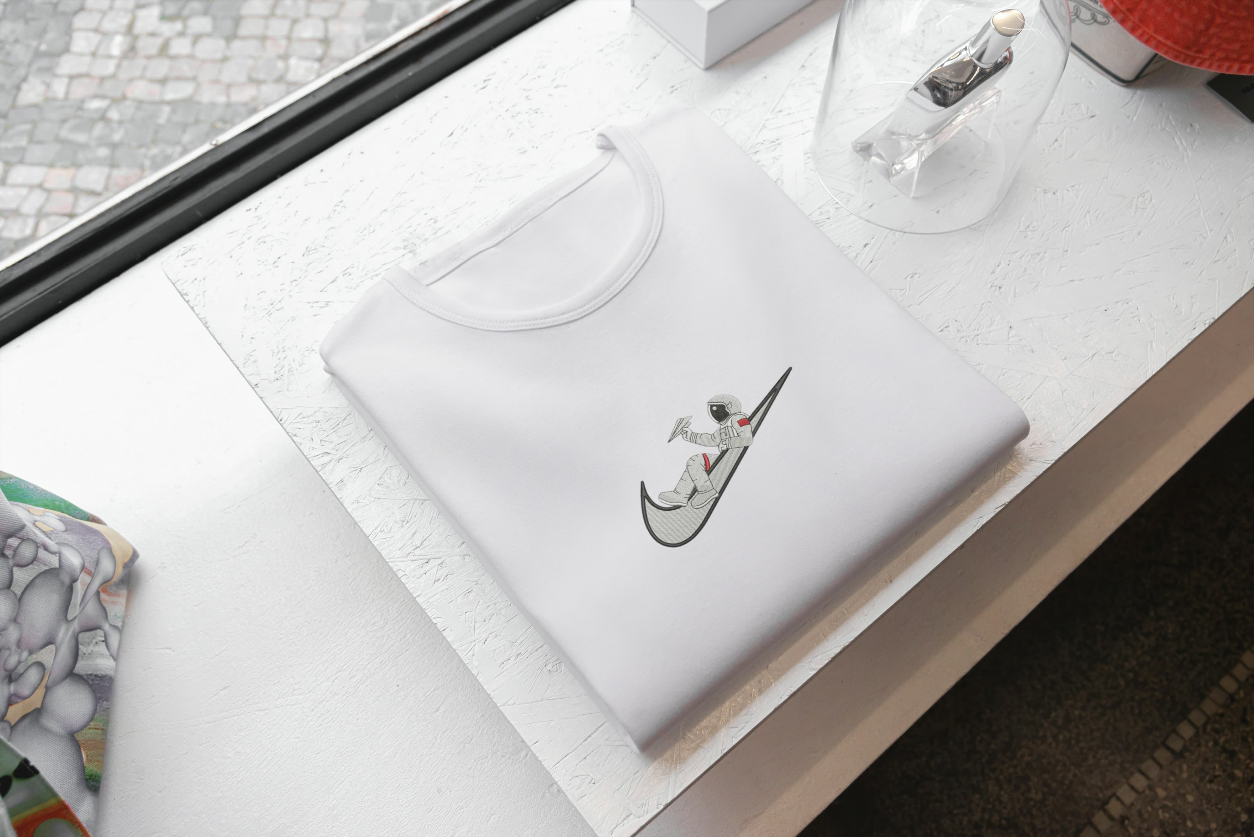 Foto di - T-shirt Ricamata Unisex – 100% Cotone – Stile Streetwear e Confortevole – Swoosh + Astronauta-Ricamati-Biiply