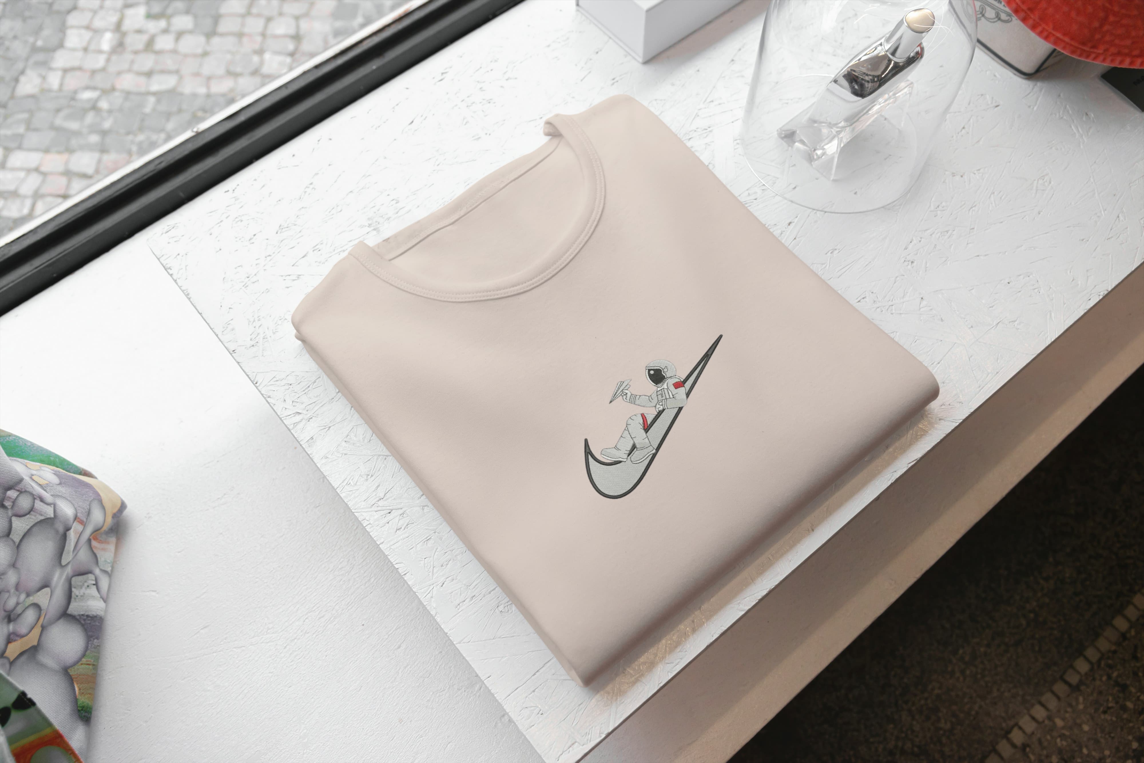 Foto di - T-shirt Ricamata Unisex – 100% Cotone – Stile Streetwear e Confortevole – Swoosh + Astronauta-Ricamati-Biiply