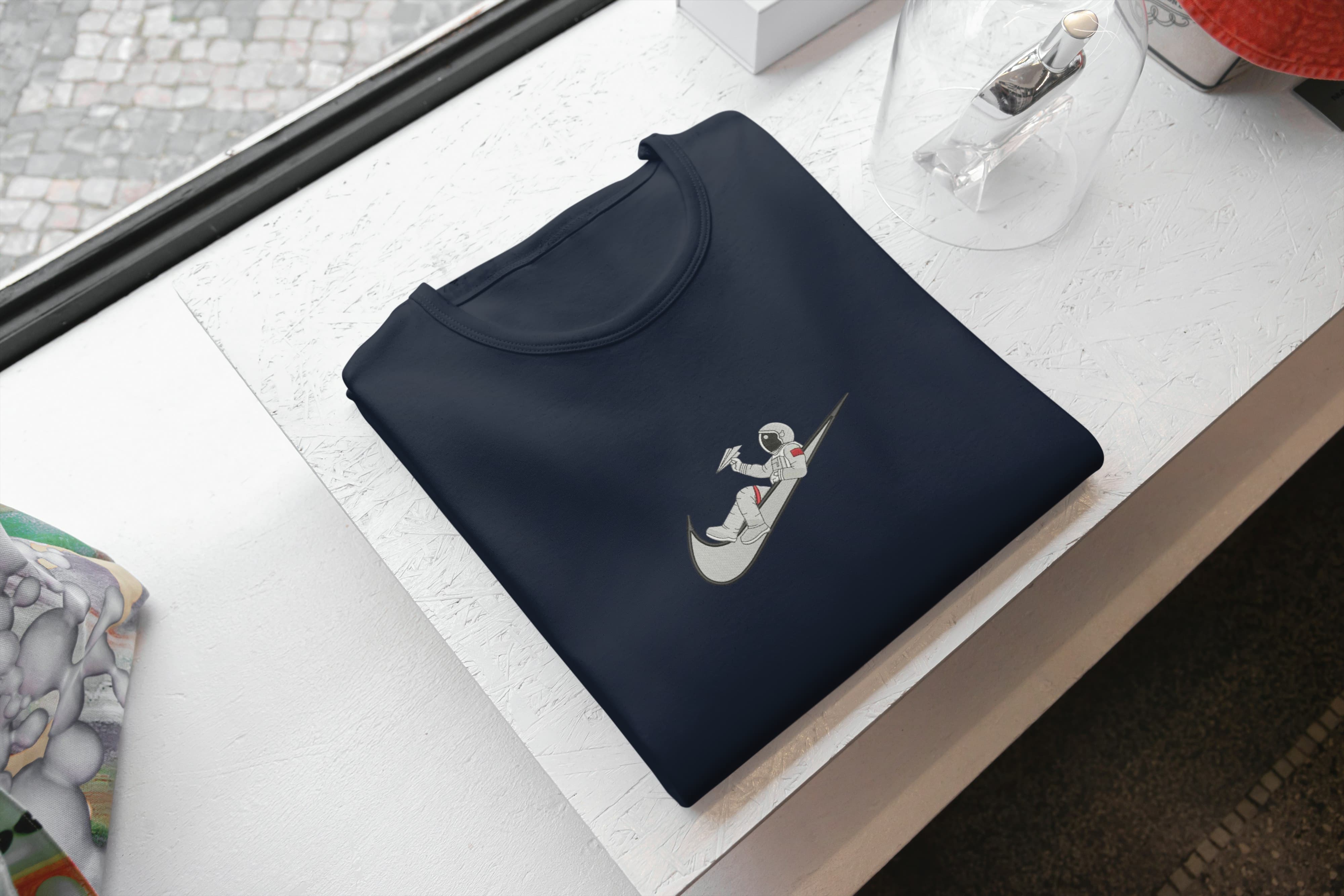 Foto di - T-shirt Ricamata Unisex – 100% Cotone – Stile Streetwear e Confortevole – Swoosh + Astronauta-Ricamati-Biiply