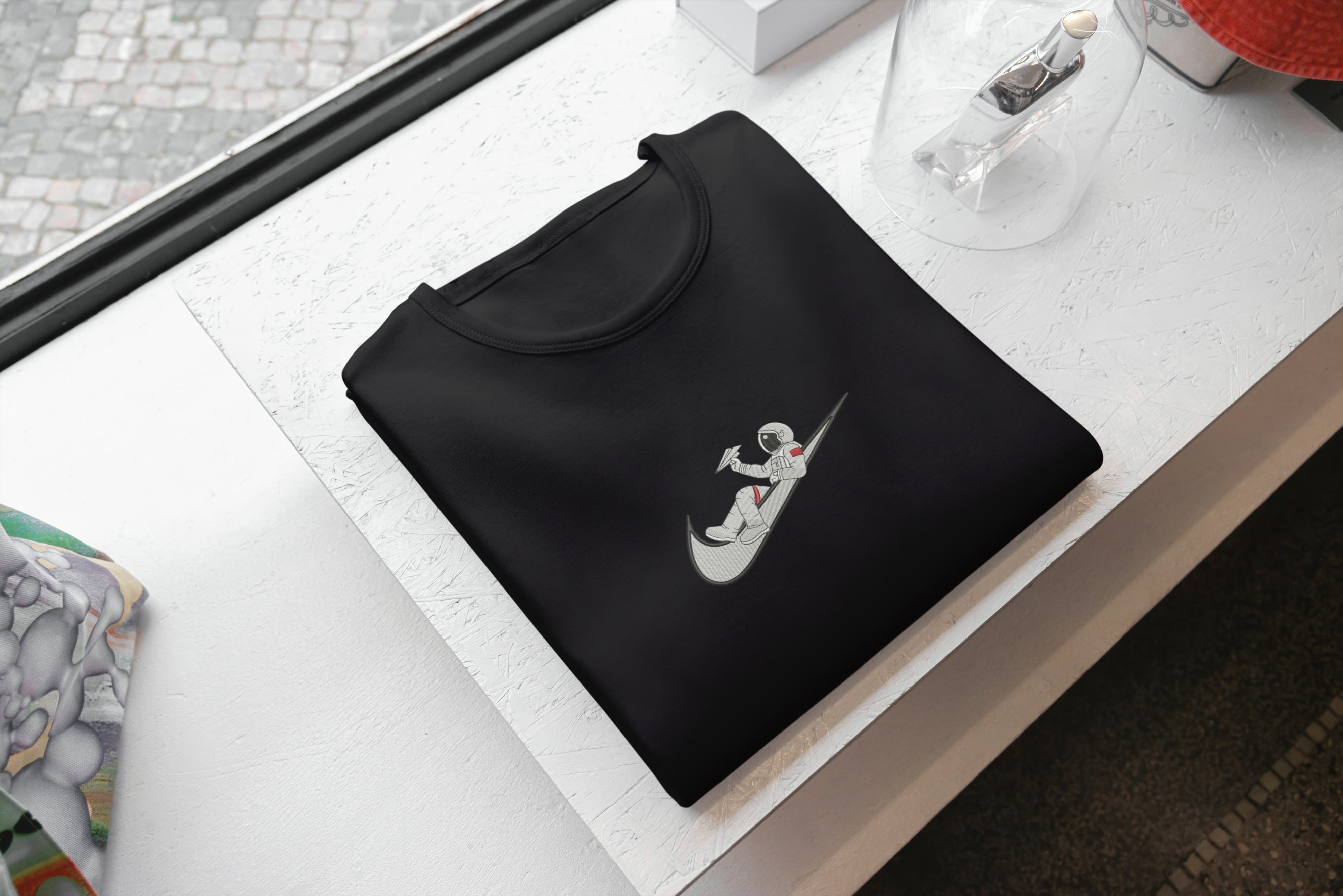 Foto di - T-shirt Ricamata Unisex – 100% Cotone – Stile Streetwear e Confortevole – Swoosh + Astronauta-Ricamati-Biiply