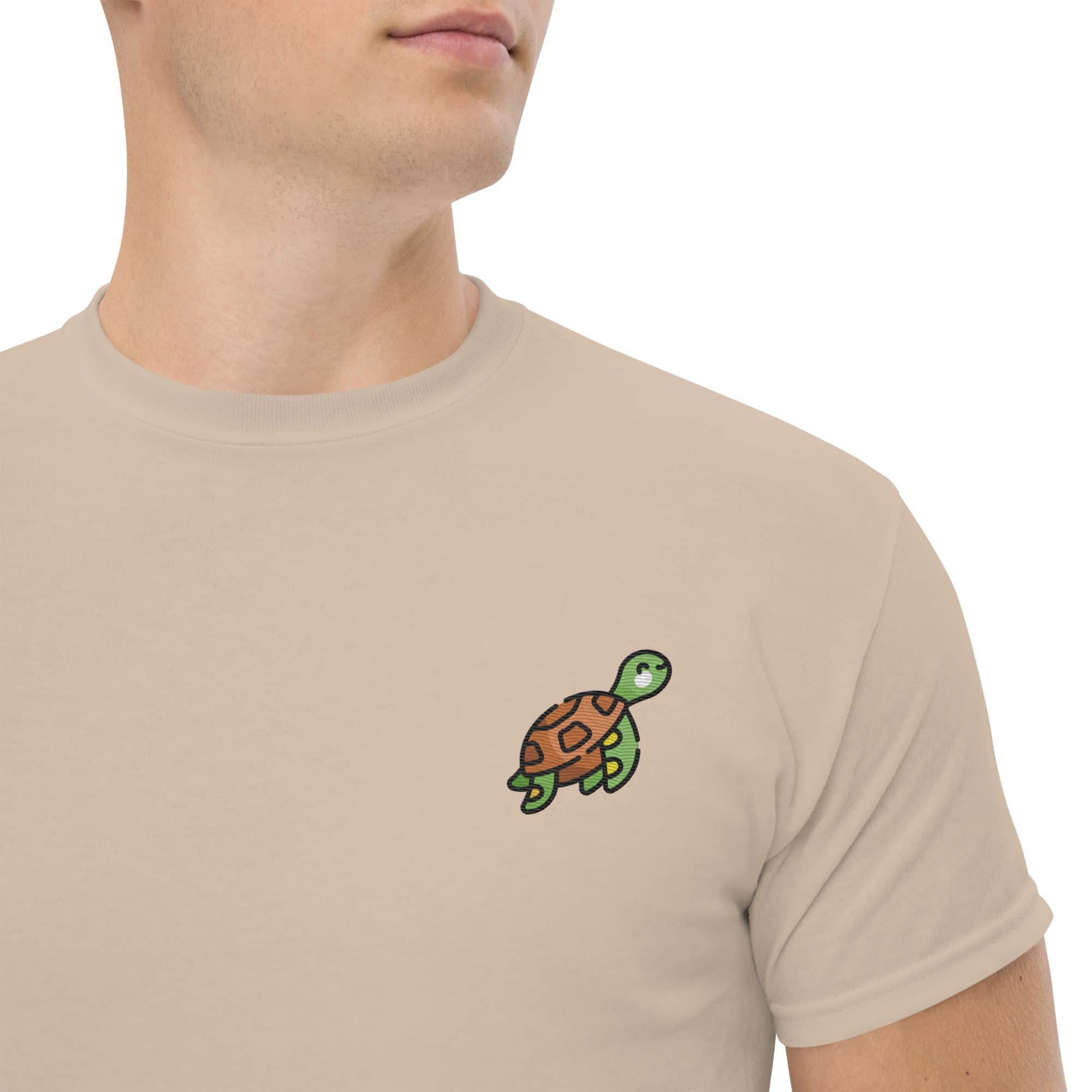 Foto di - T-shirt Ricamata Unisex – 100% Cotone – Stile Streetwear e Confortevole – Tartaruga-Ricamati-Biiply-Sabbia-S-Biiply