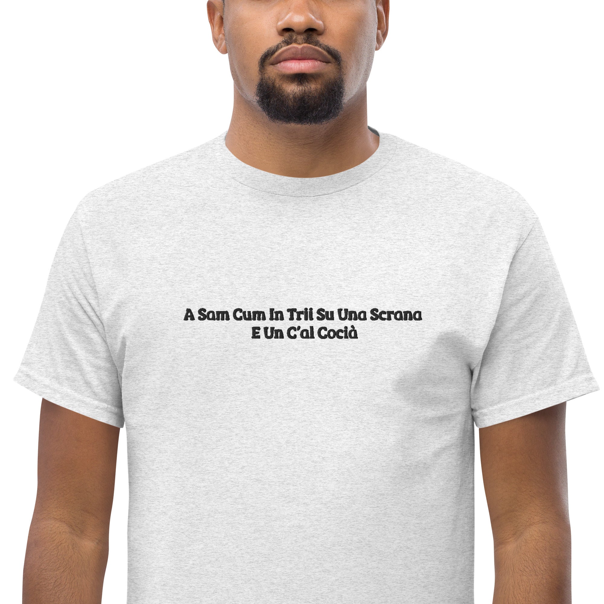 Foto di - T-shirt Ricamata Unisex – 100% Cotone – Stile Streetwear e Confortevole – Una Scrana-Ricamati-Biiply