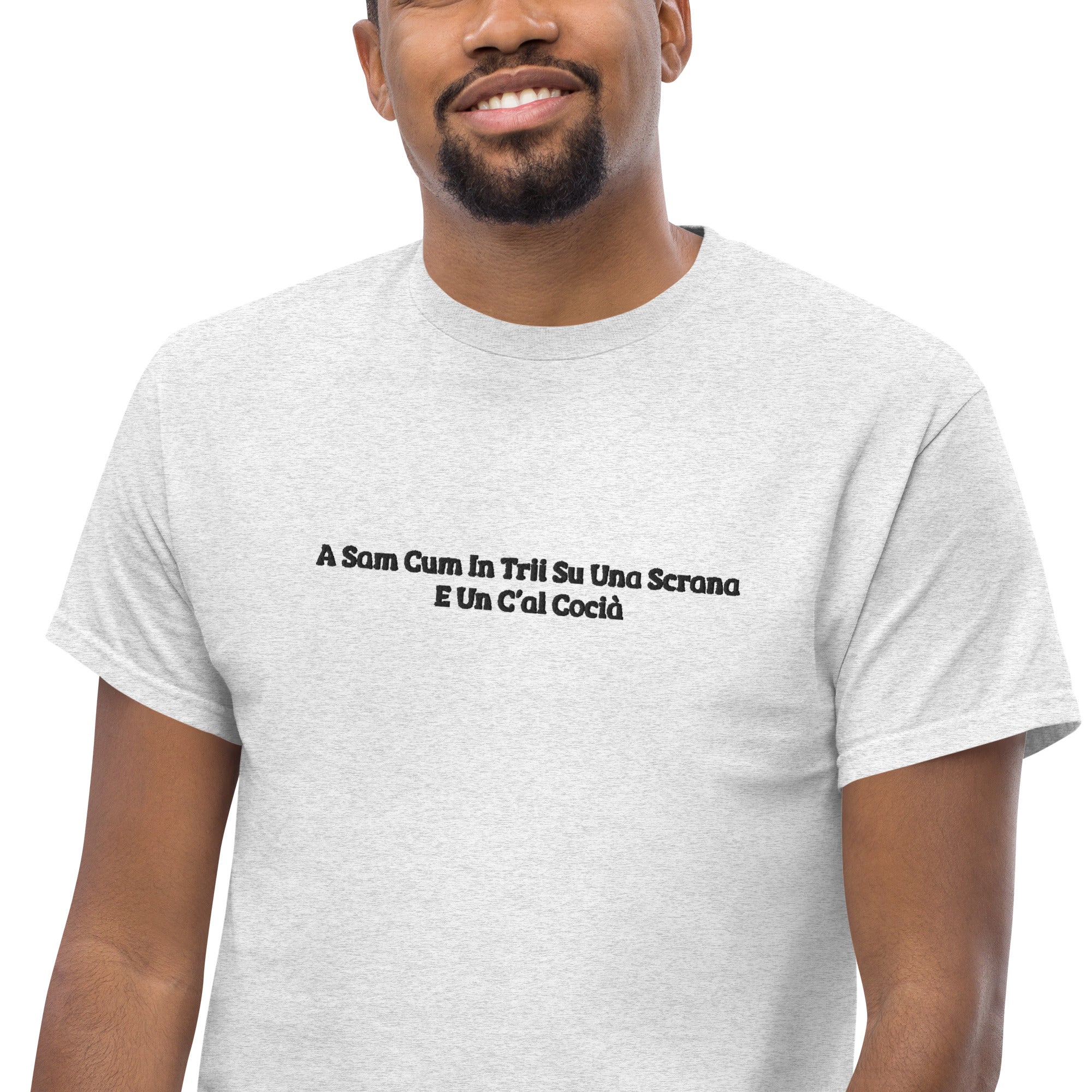 Foto di - T-shirt Ricamata Unisex – 100% Cotone – Stile Streetwear e Confortevole – Una Scrana-Ricamati-Biiply