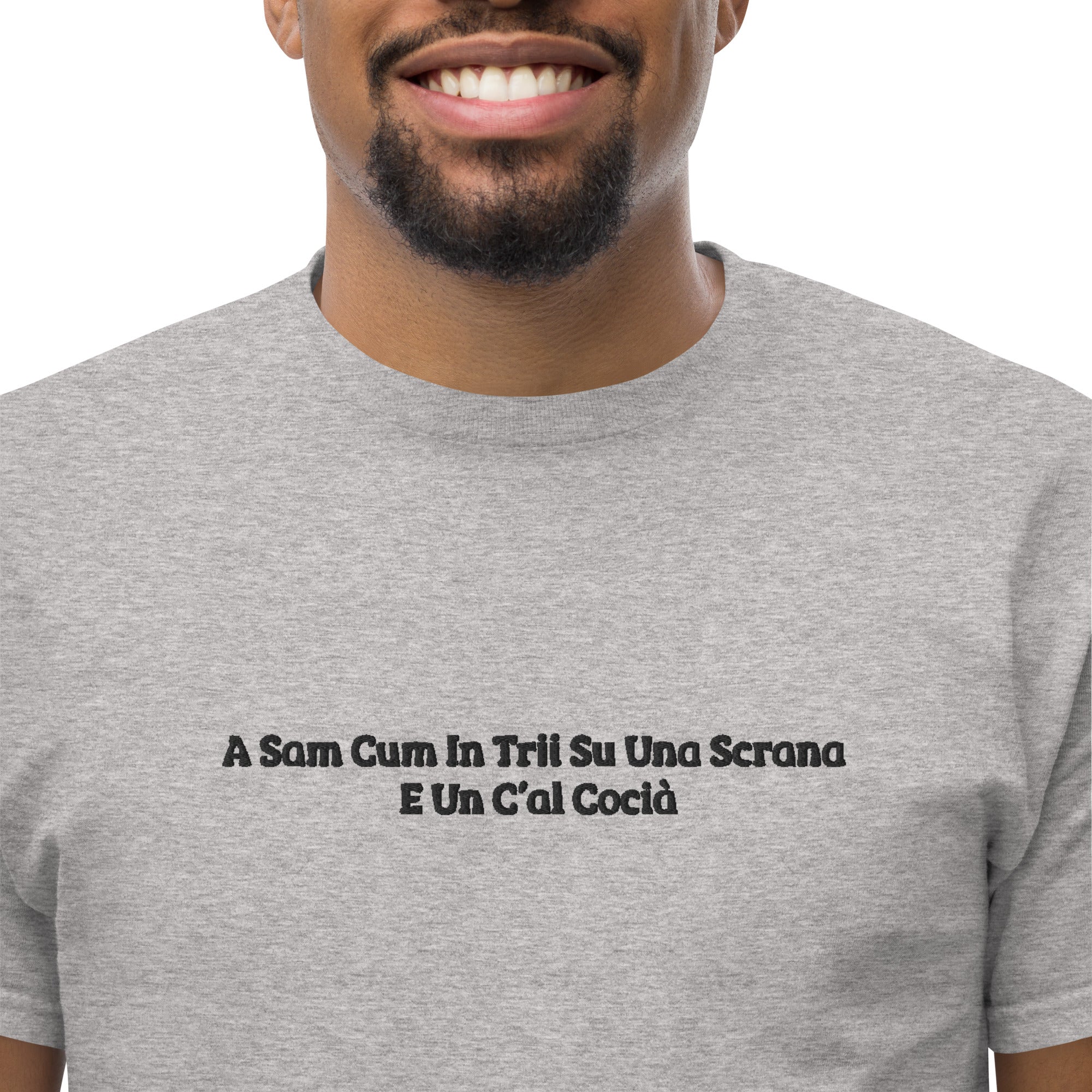 Foto di - T-shirt Ricamata Unisex – 100% Cotone – Stile Streetwear e Confortevole – Una Scrana-Ricamati-Biiply