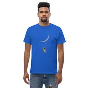 Foto di - T-shirt Stampata Unisex – 100% Cotone – Stile Streetwear e Confortevole – Astronauta Altalena sulla luna-DTG-Biiply