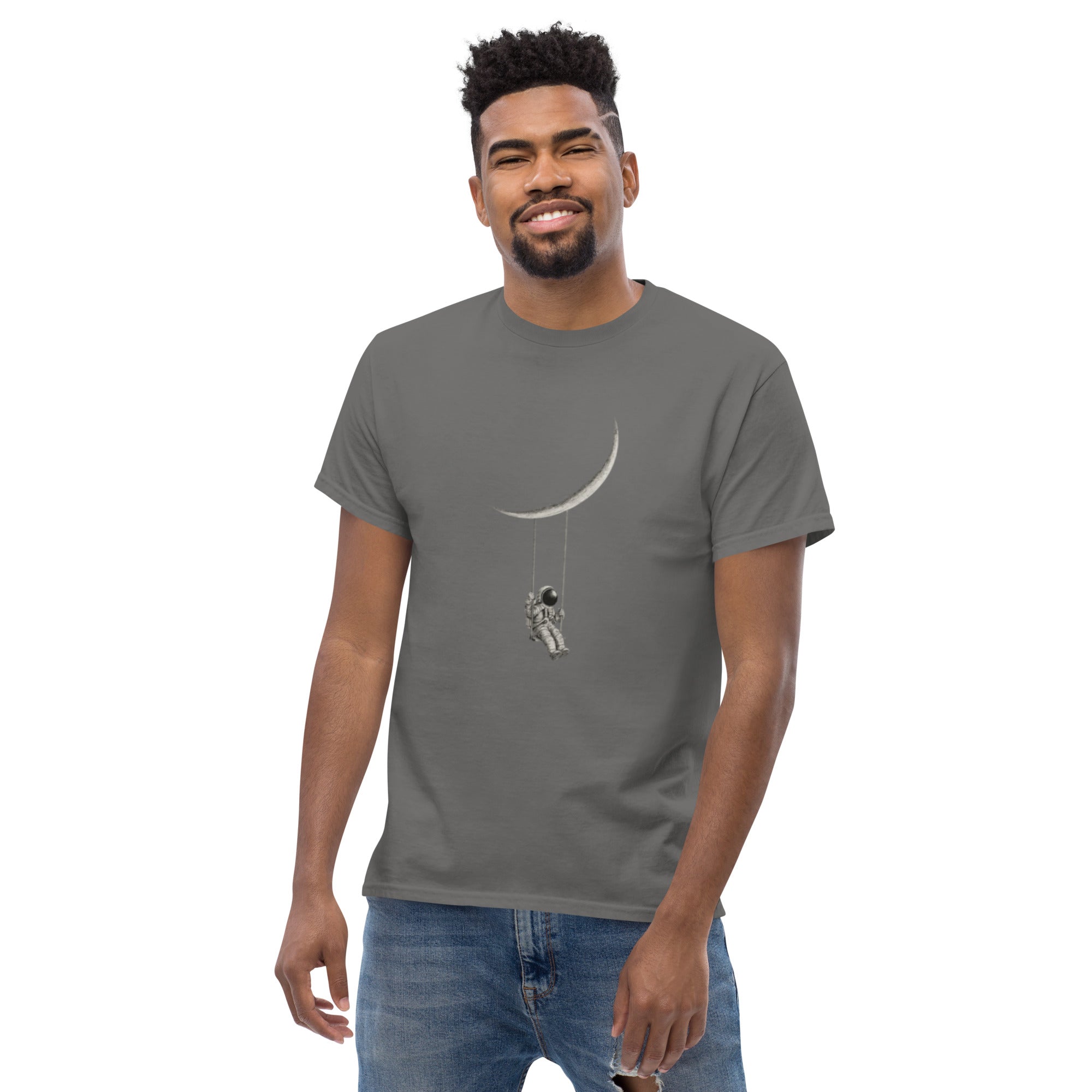Foto di - T-shirt Stampata Unisex – 100% Cotone – Stile Streetwear e Confortevole – Astronauta Altalena sulla luna-DTG-Biiply