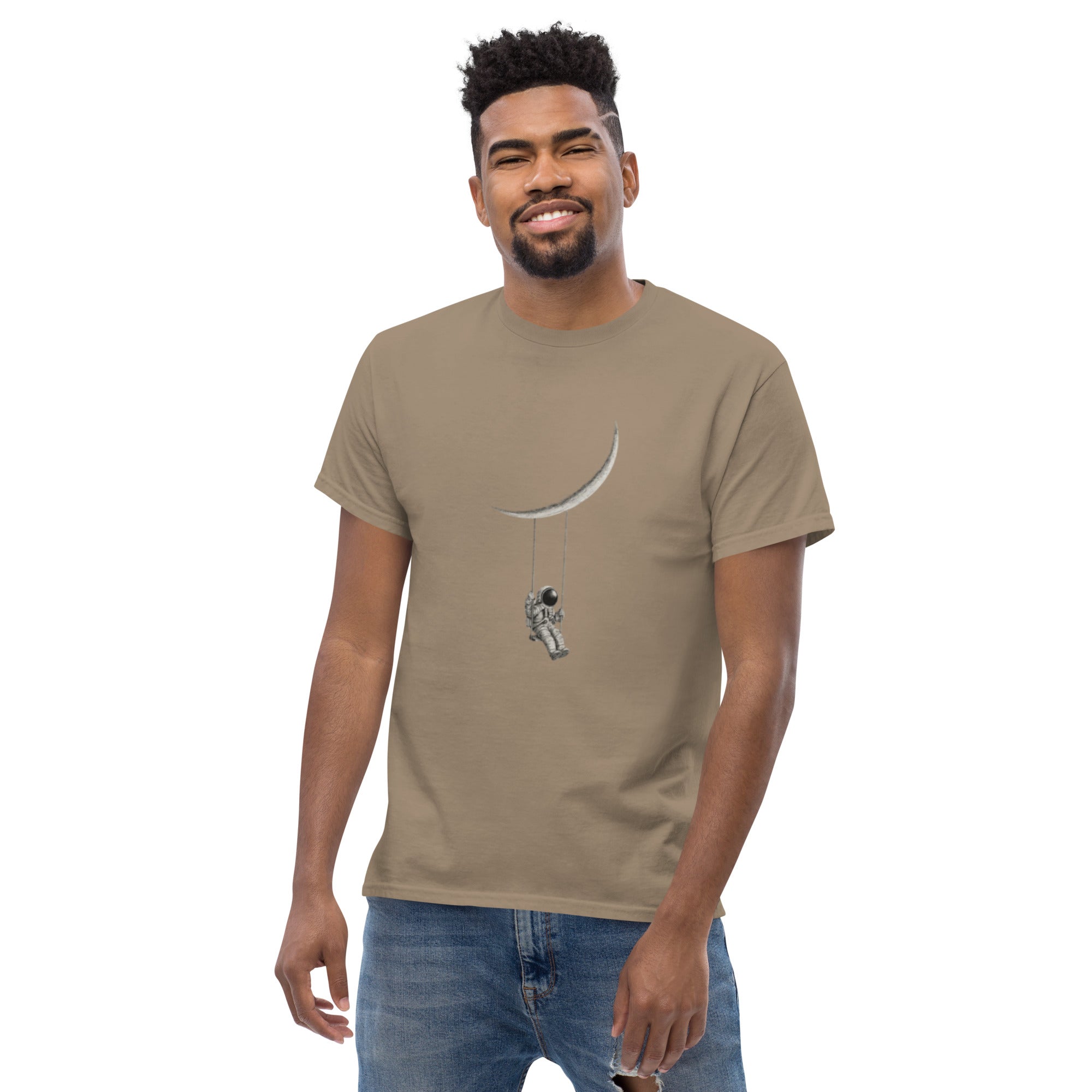 Foto di - T-shirt Stampata Unisex – 100% Cotone – Stile Streetwear e Confortevole – Astronauta Altalena sulla luna-DTG-Biiply