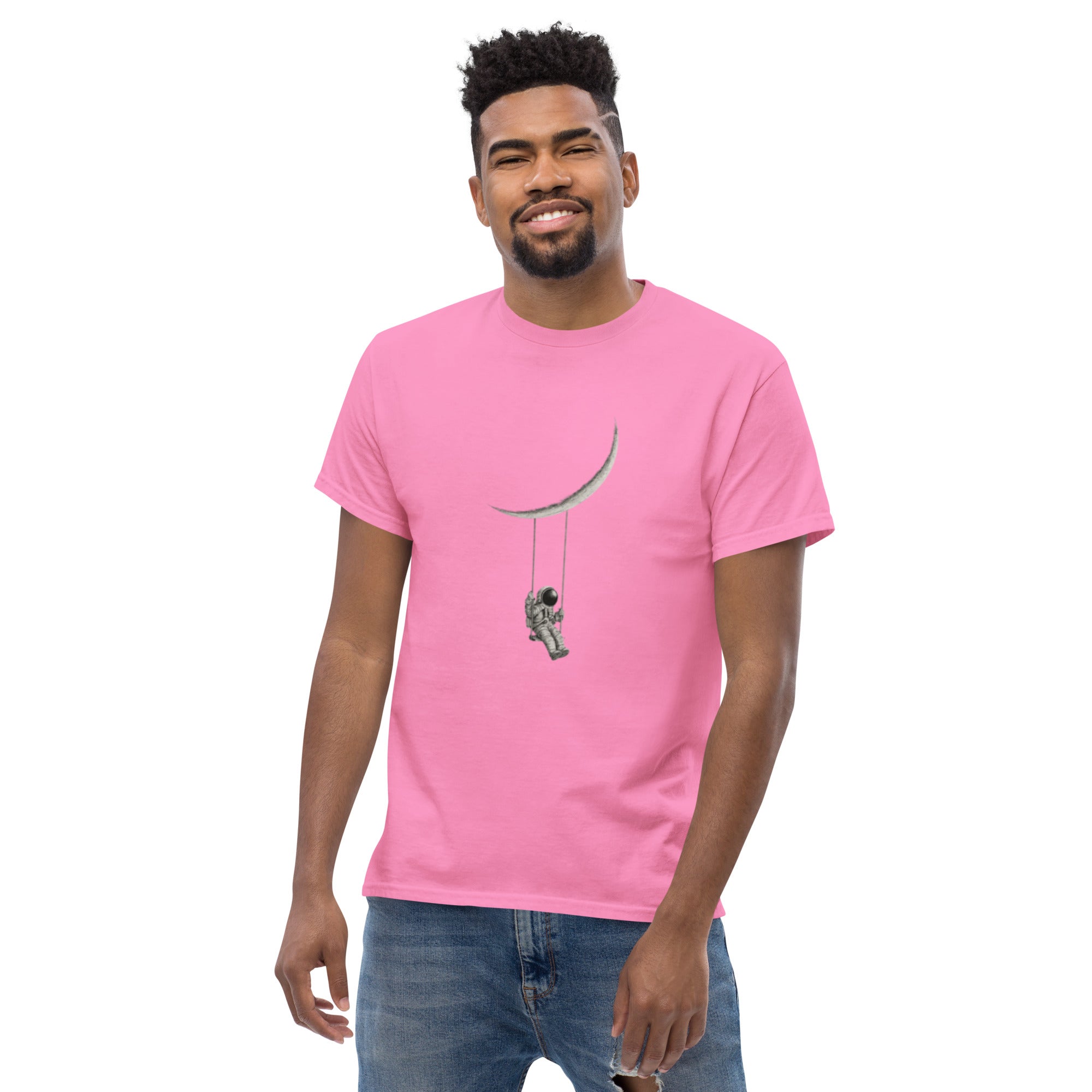 Foto di - T-shirt Stampata Unisex – 100% Cotone – Stile Streetwear e Confortevole – Astronauta Altalena sulla luna-DTG-Biiply