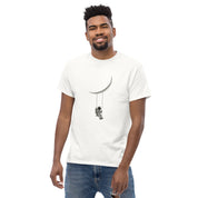 Foto di - T-shirt Stampata Unisex – 100% Cotone – Stile Streetwear e Confortevole – Astronauta Altalena sulla luna-DTG-Biiply