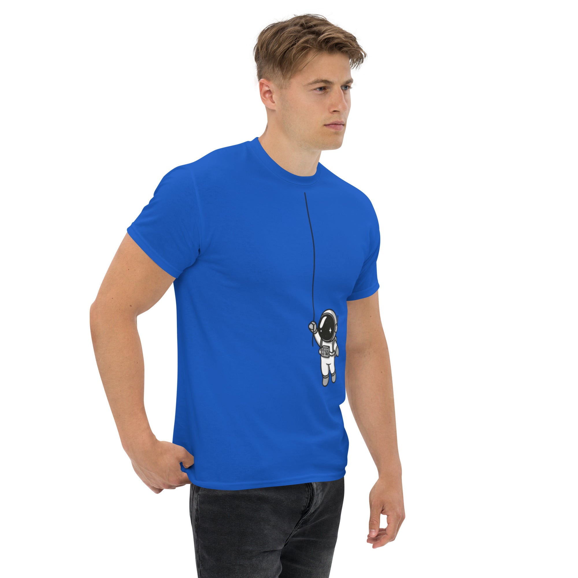 Foto di - T-shirt Stampata Unisex – 100% Cotone – Stile Streetwear e Confortevole – Astronauta Appeso-DTG-Biiply