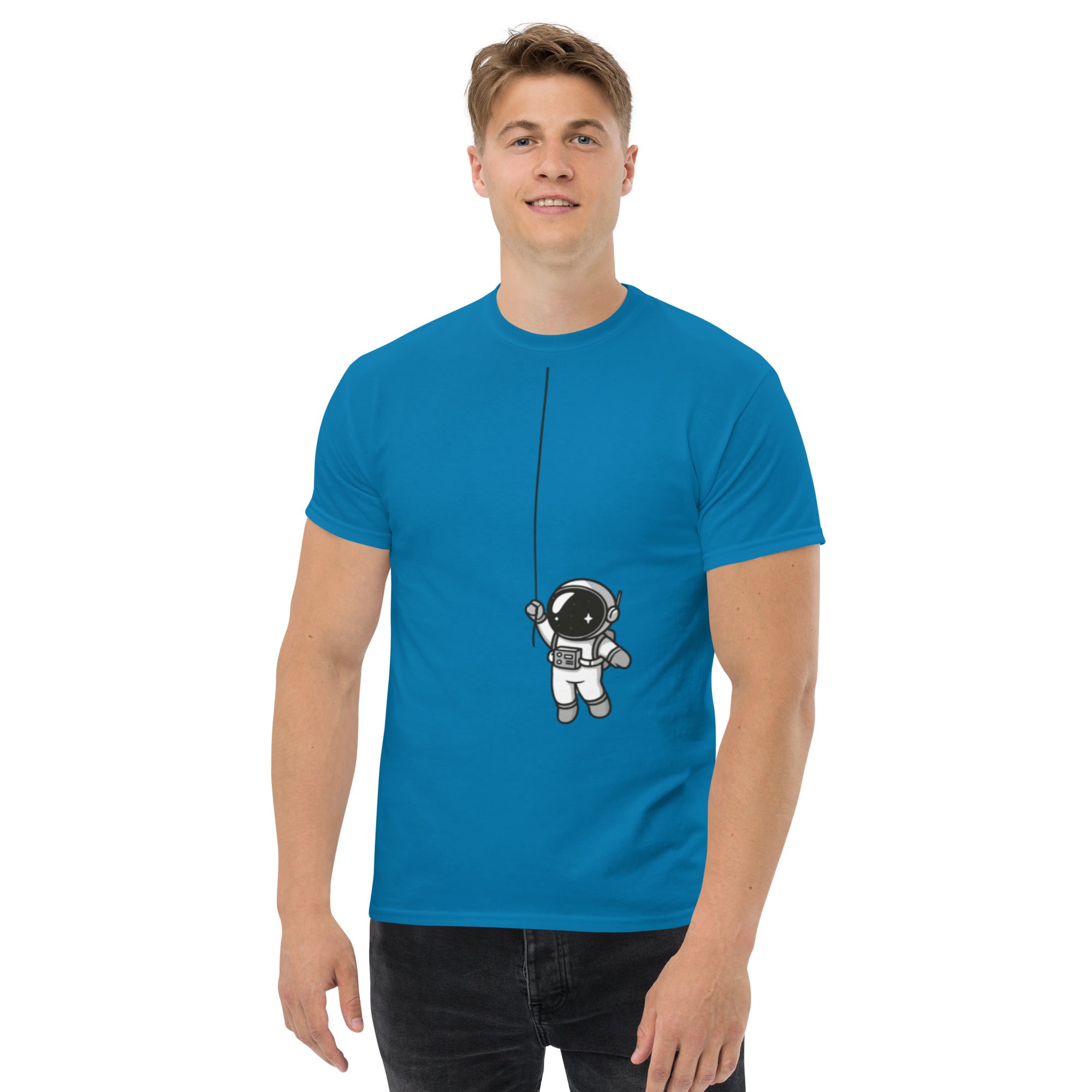 Foto di - T-shirt Stampata Unisex – 100% Cotone – Stile Streetwear e Confortevole – Astronauta Appeso-DTG-Biiply
