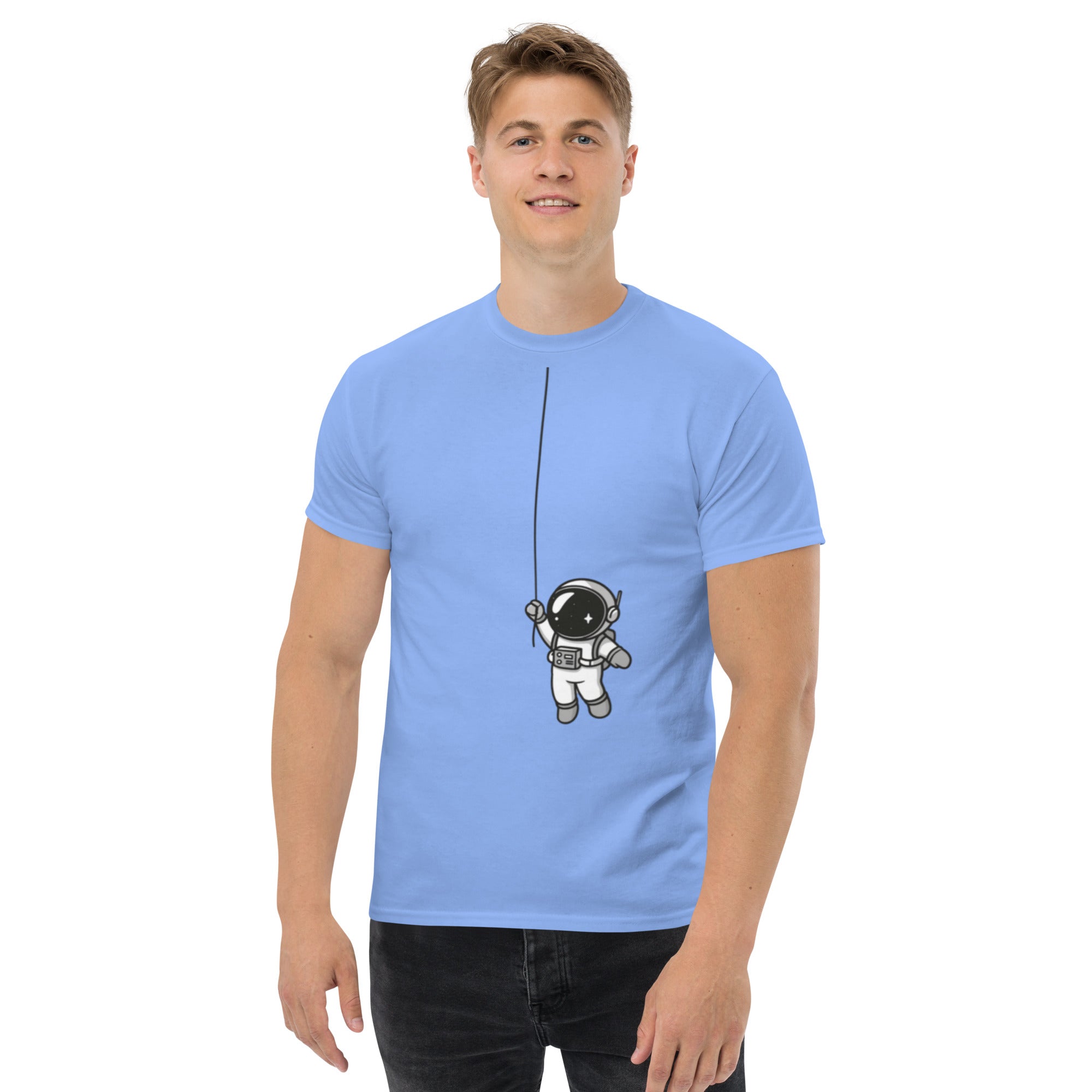 Foto di - T-shirt Stampata Unisex – 100% Cotone – Stile Streetwear e Confortevole – Astronauta Appeso-DTG-Biiply