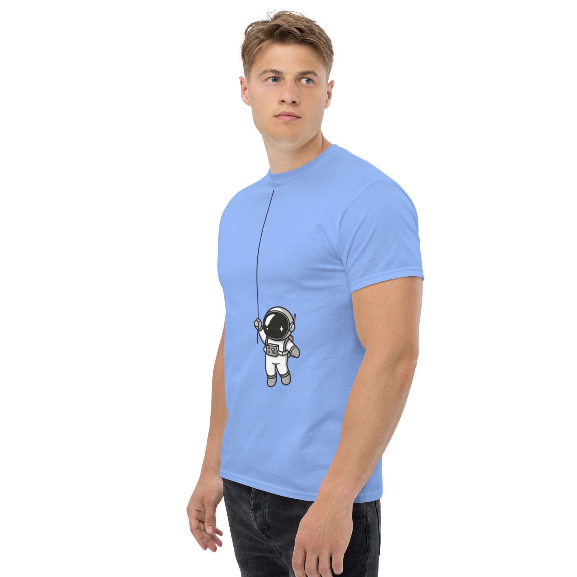 Foto di - T-shirt Stampata Unisex – 100% Cotone – Stile Streetwear e Confortevole – Astronauta Appeso-DTG-Biiply