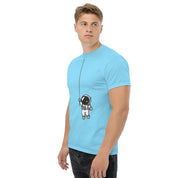 Foto di - T-shirt Stampata Unisex – 100% Cotone – Stile Streetwear e Confortevole – Astronauta Appeso-DTG-Biiply