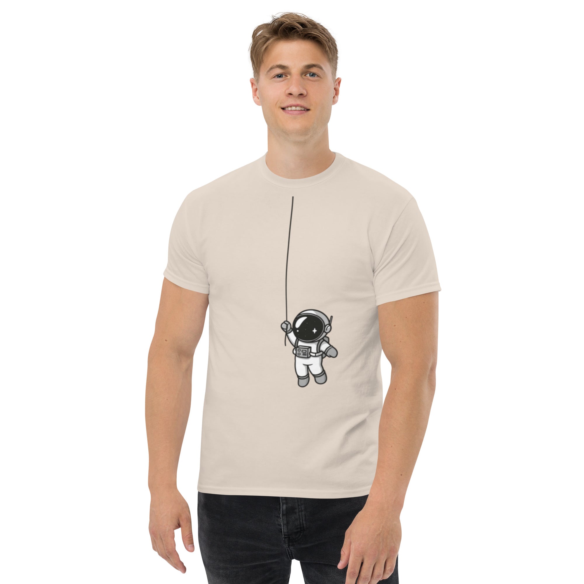 Foto di - T-shirt Stampata Unisex – 100% Cotone – Stile Streetwear e Confortevole – Astronauta Appeso-DTG-Biiply