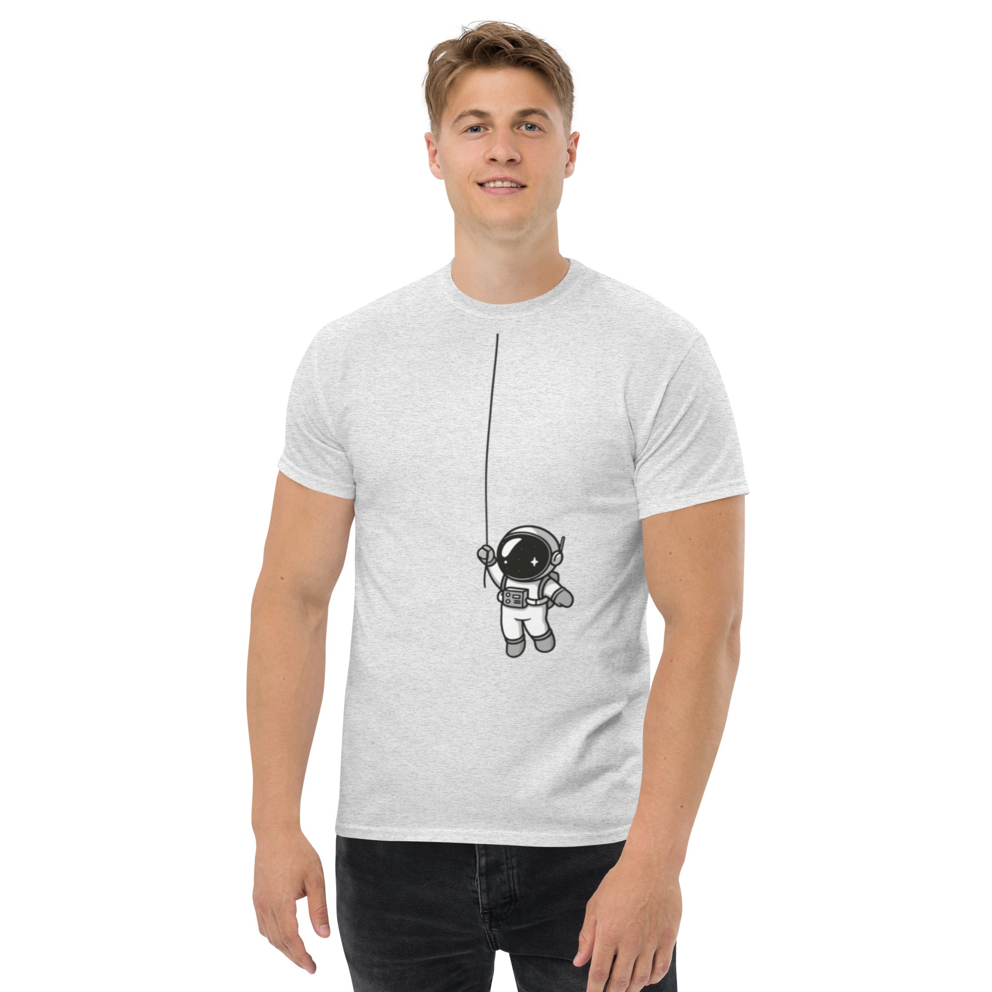 Foto di - T-shirt Stampata Unisex – 100% Cotone – Stile Streetwear e Confortevole – Astronauta Appeso-DTG-Biiply
