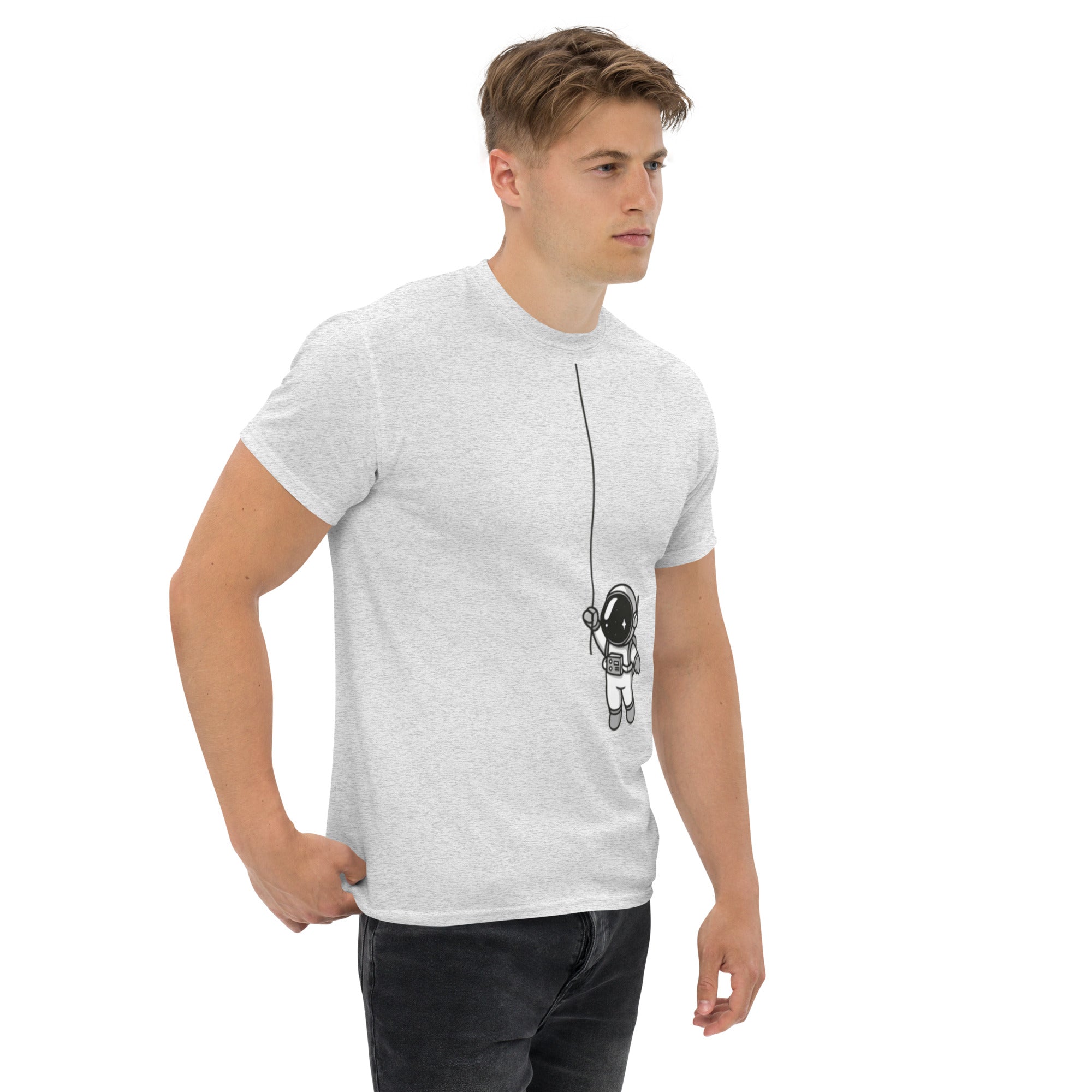 Foto di - T-shirt Stampata Unisex – 100% Cotone – Stile Streetwear e Confortevole – Astronauta Appeso-DTG-Biiply