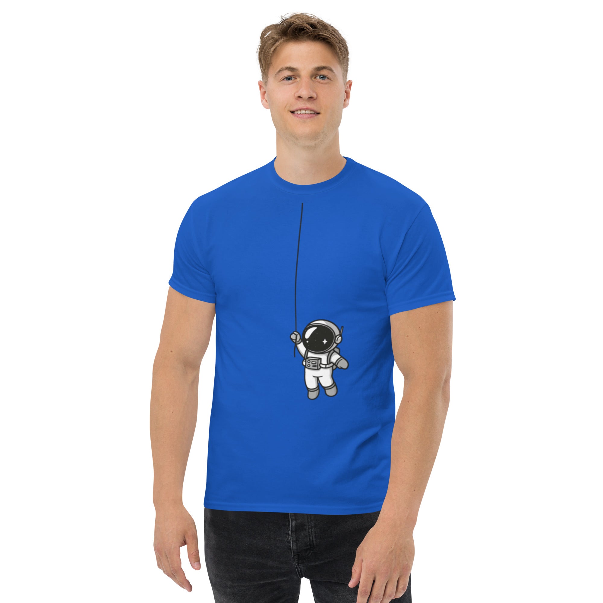 Foto di - T-shirt Stampata Unisex – 100% Cotone – Stile Streetwear e Confortevole – Astronauta Appeso-DTG-Biiply