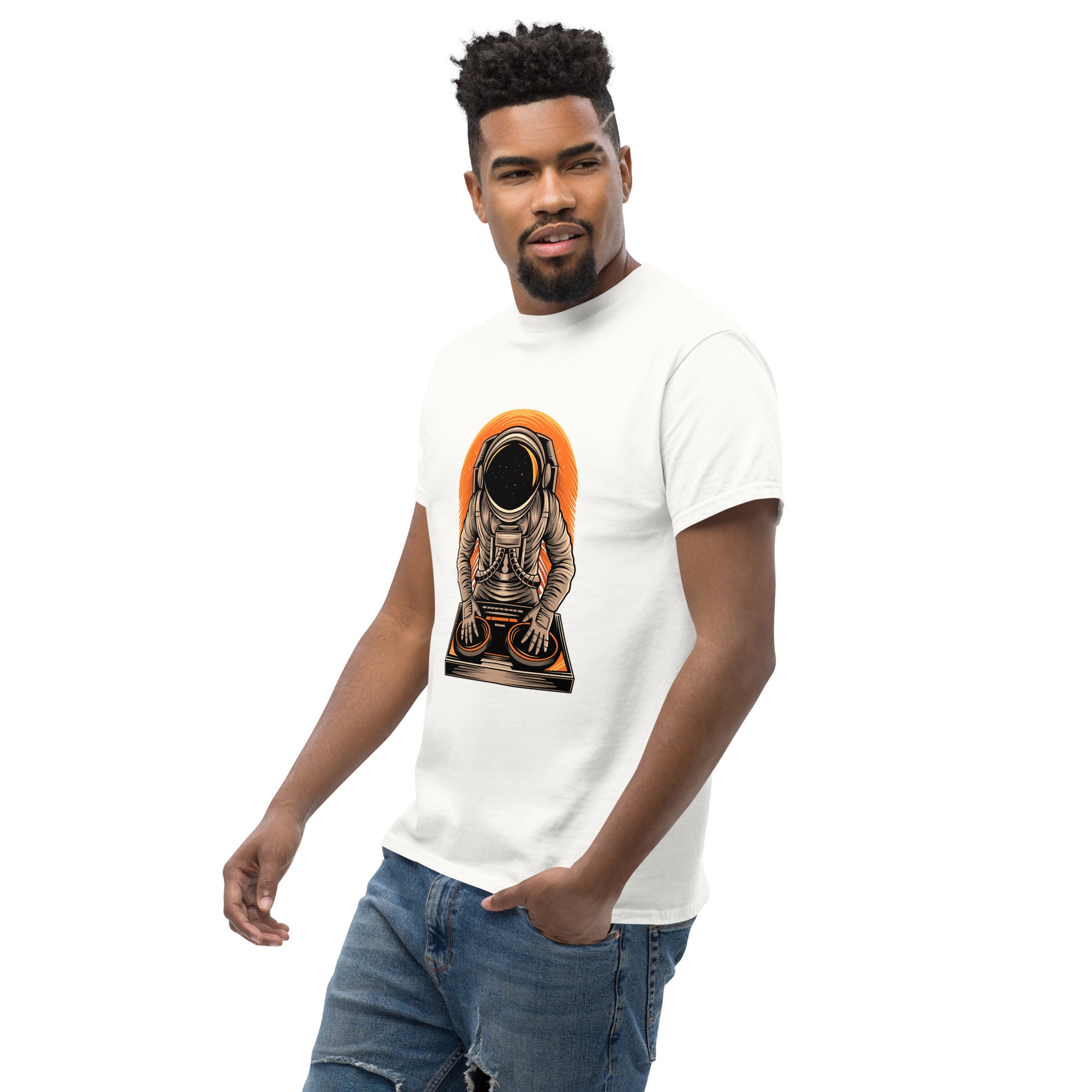 Foto di - T-shirt Stampata Unisex – 100% Cotone – Stile Streetwear e Confortevole – Atronauta Dj-DTG-Biiply