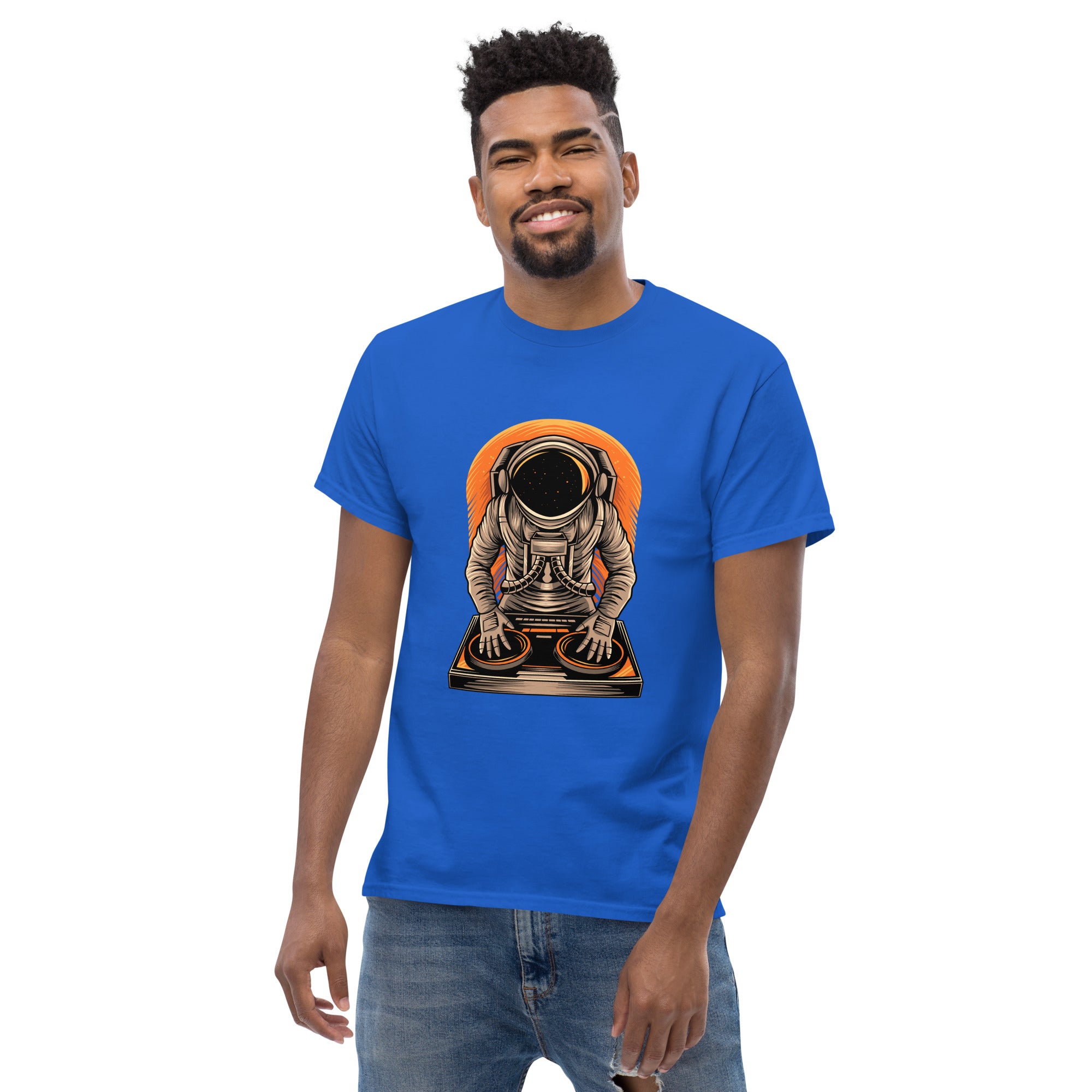 Foto di - T-shirt Stampata Unisex – 100% Cotone – Stile Streetwear e Confortevole – Atronauta Dj-DTG-Biiply