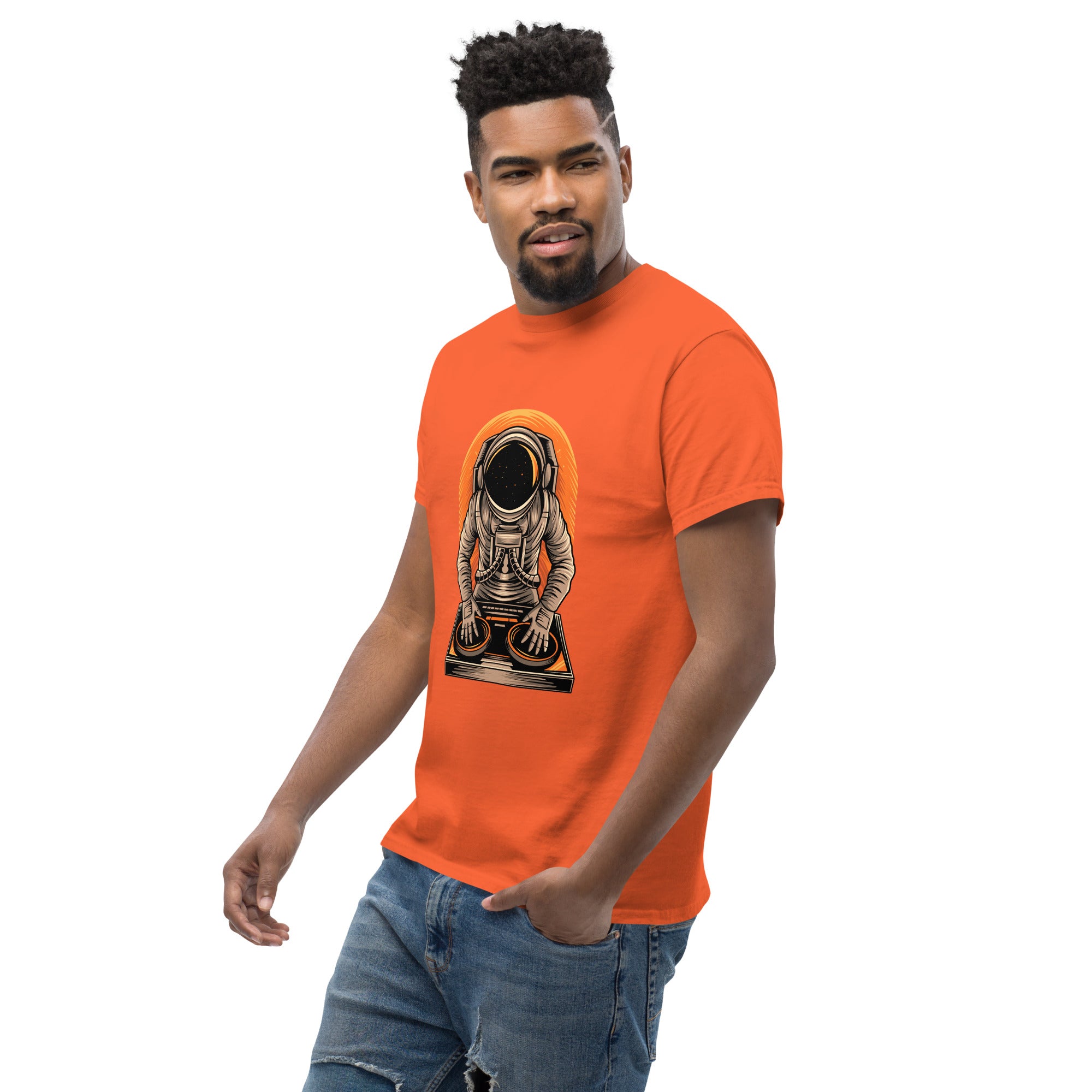 Foto di - T-shirt Stampata Unisex – 100% Cotone – Stile Streetwear e Confortevole – Atronauta Dj-DTG-Biiply