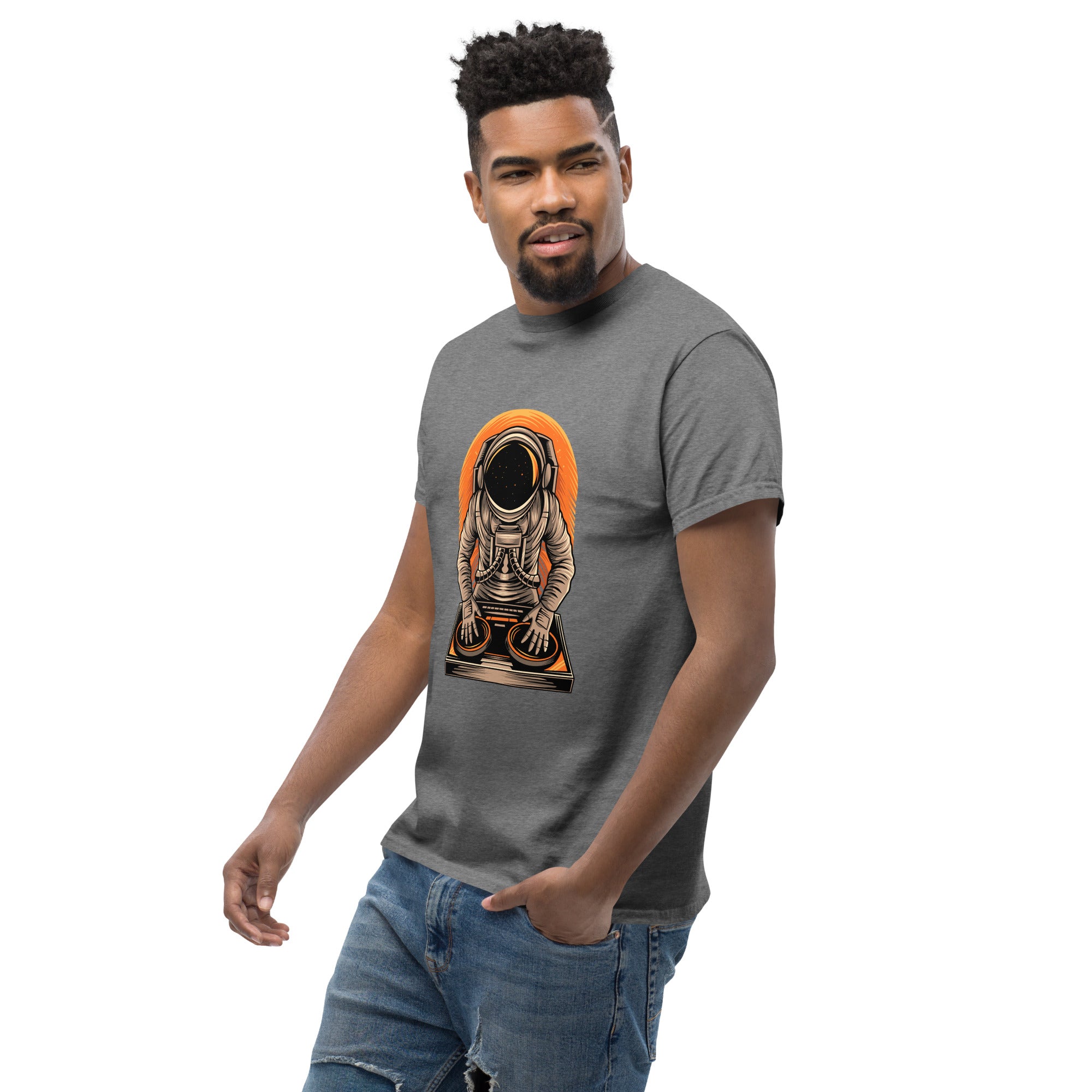 Foto di - T-shirt Stampata Unisex – 100% Cotone – Stile Streetwear e Confortevole – Atronauta Dj-DTG-Biiply