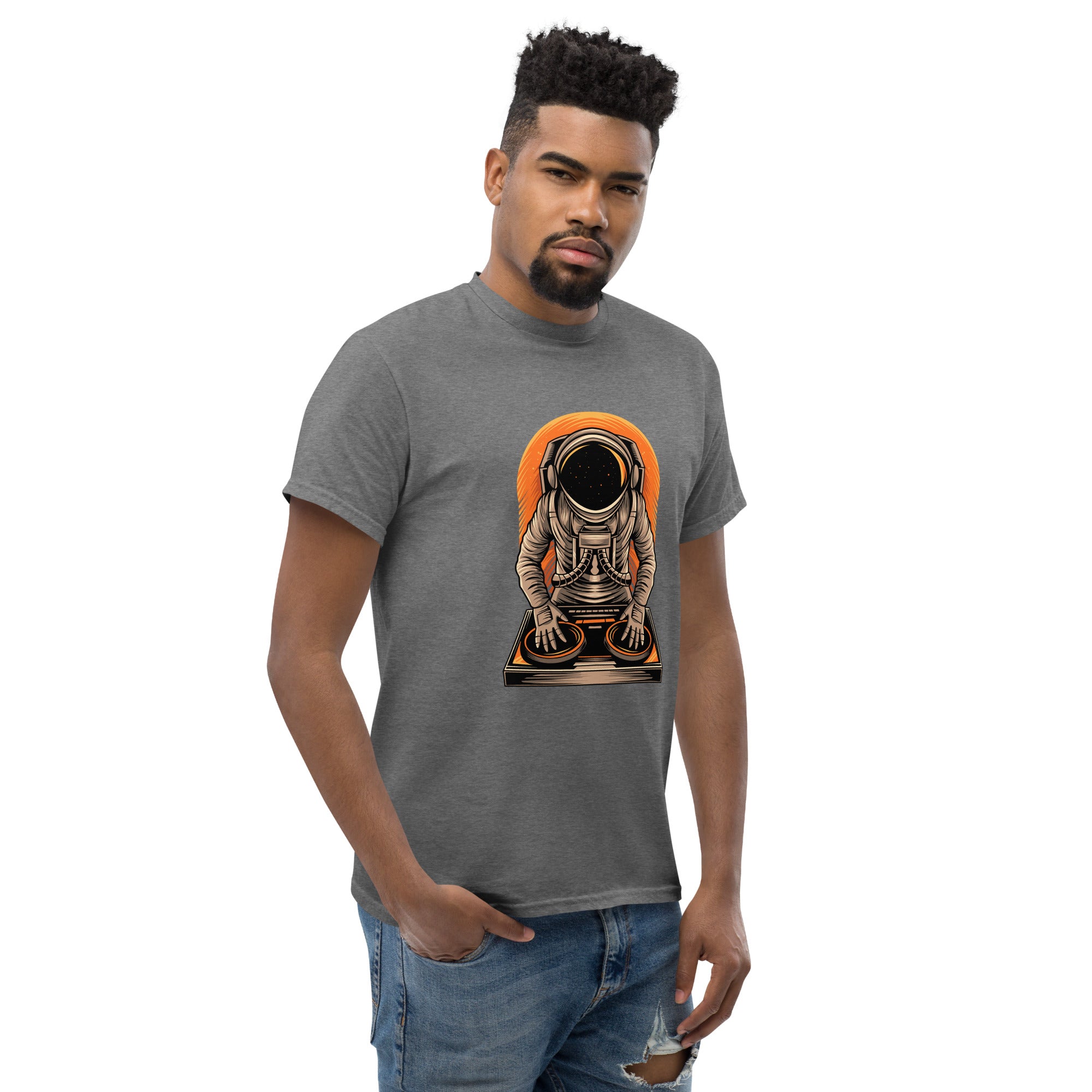 Foto di - T-shirt Stampata Unisex – 100% Cotone – Stile Streetwear e Confortevole – Atronauta Dj-DTG-Biiply