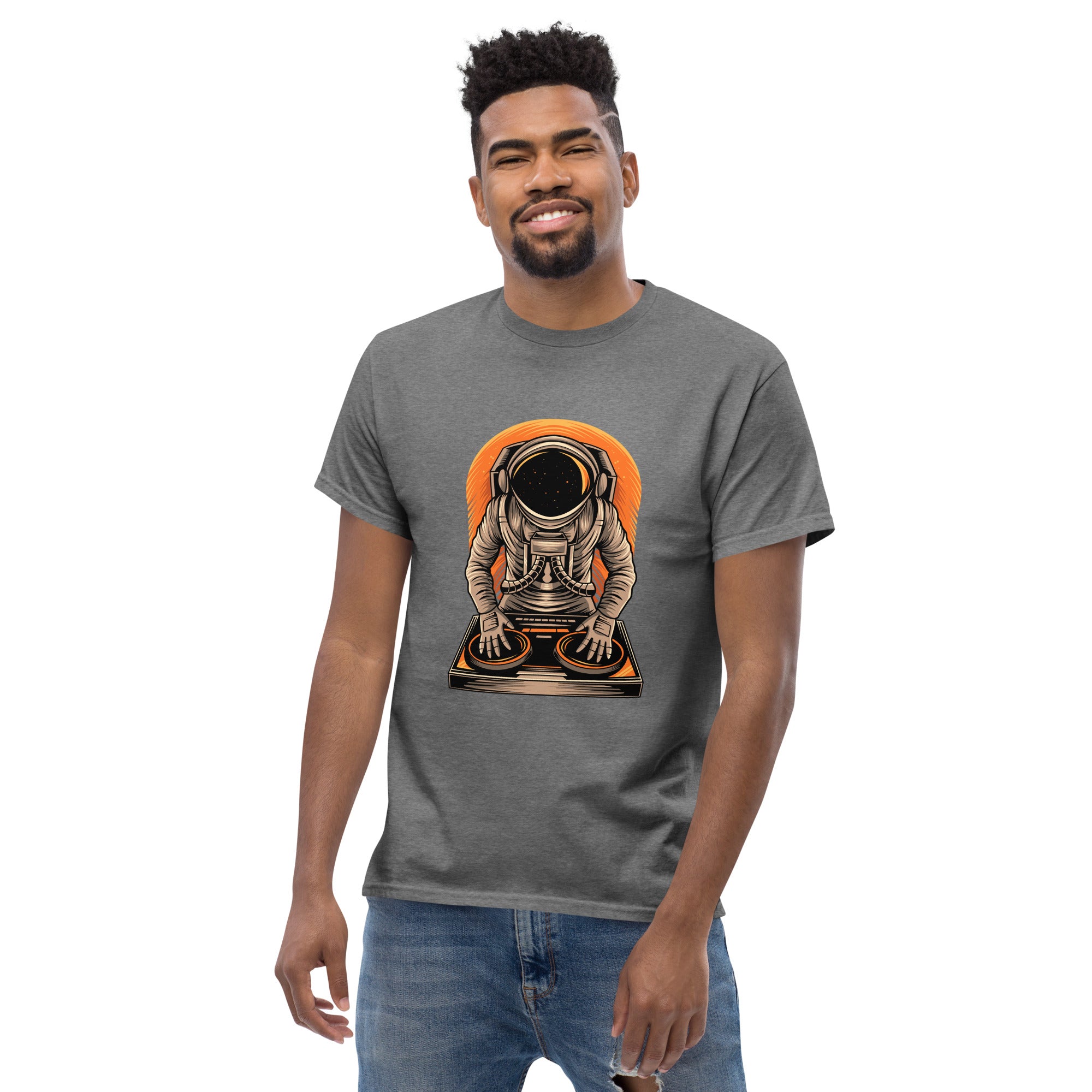 Foto di - T-shirt Stampata Unisex – 100% Cotone – Stile Streetwear e Confortevole – Atronauta Dj-DTG-Biiply