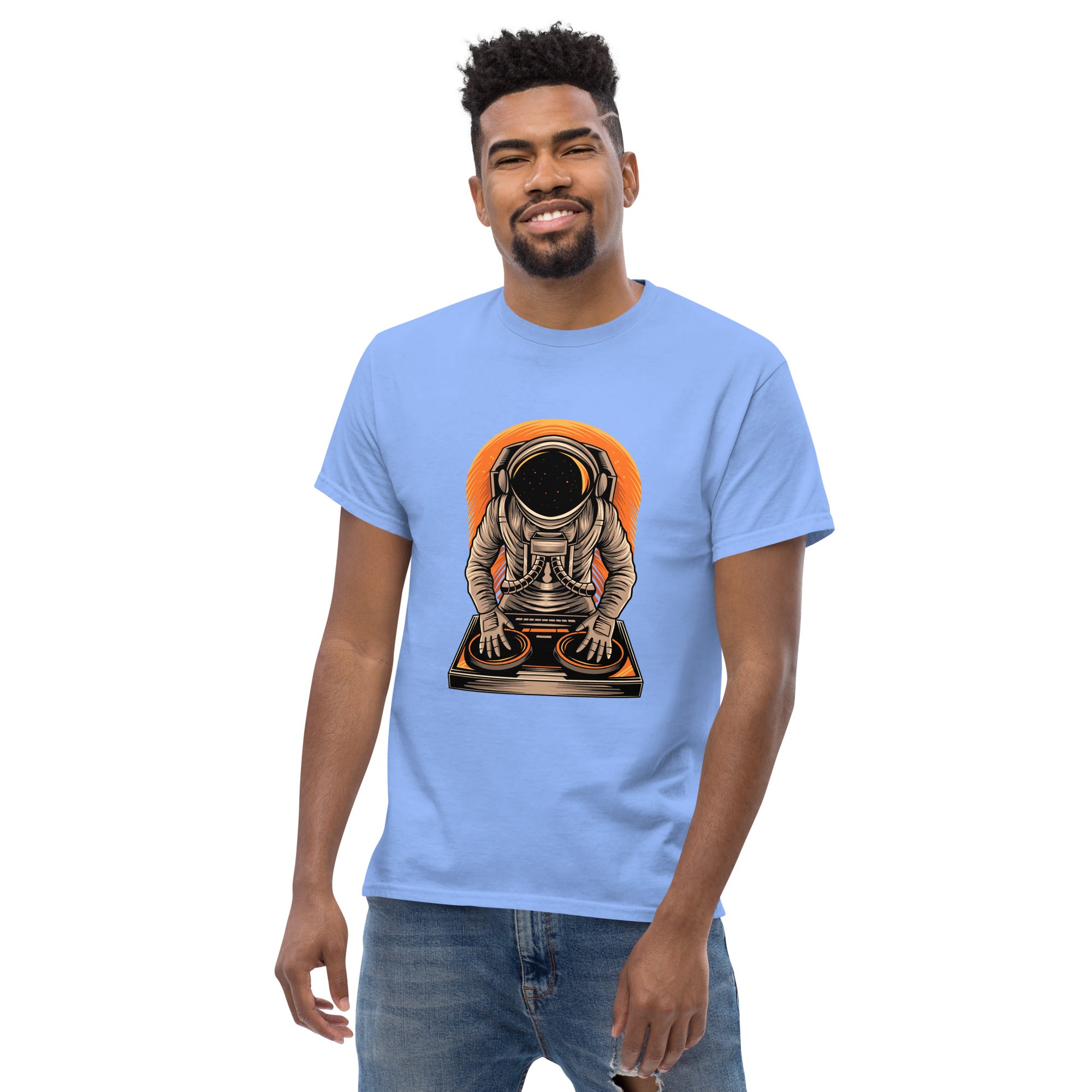 Foto di - T-shirt Stampata Unisex – 100% Cotone – Stile Streetwear e Confortevole – Atronauta Dj-DTG-Biiply