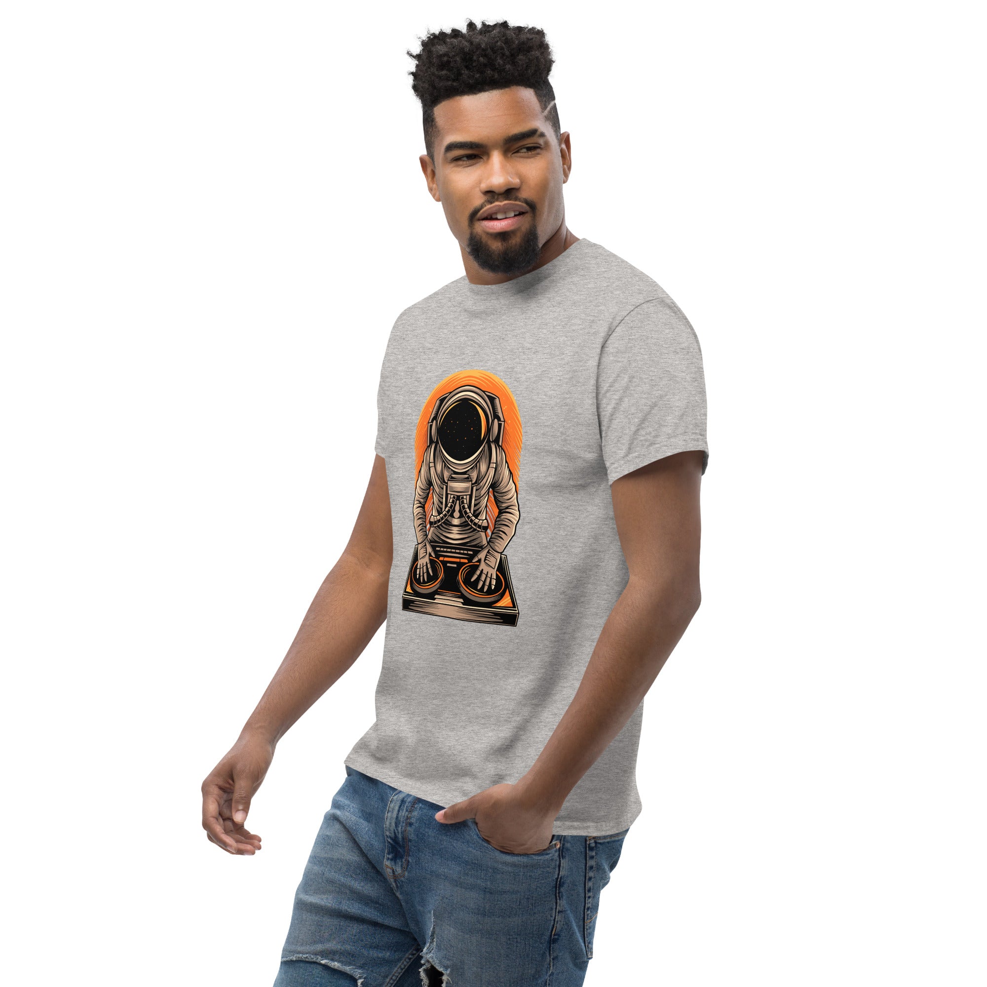 Foto di - T-shirt Stampata Unisex – 100% Cotone – Stile Streetwear e Confortevole – Atronauta Dj-DTG-Biiply