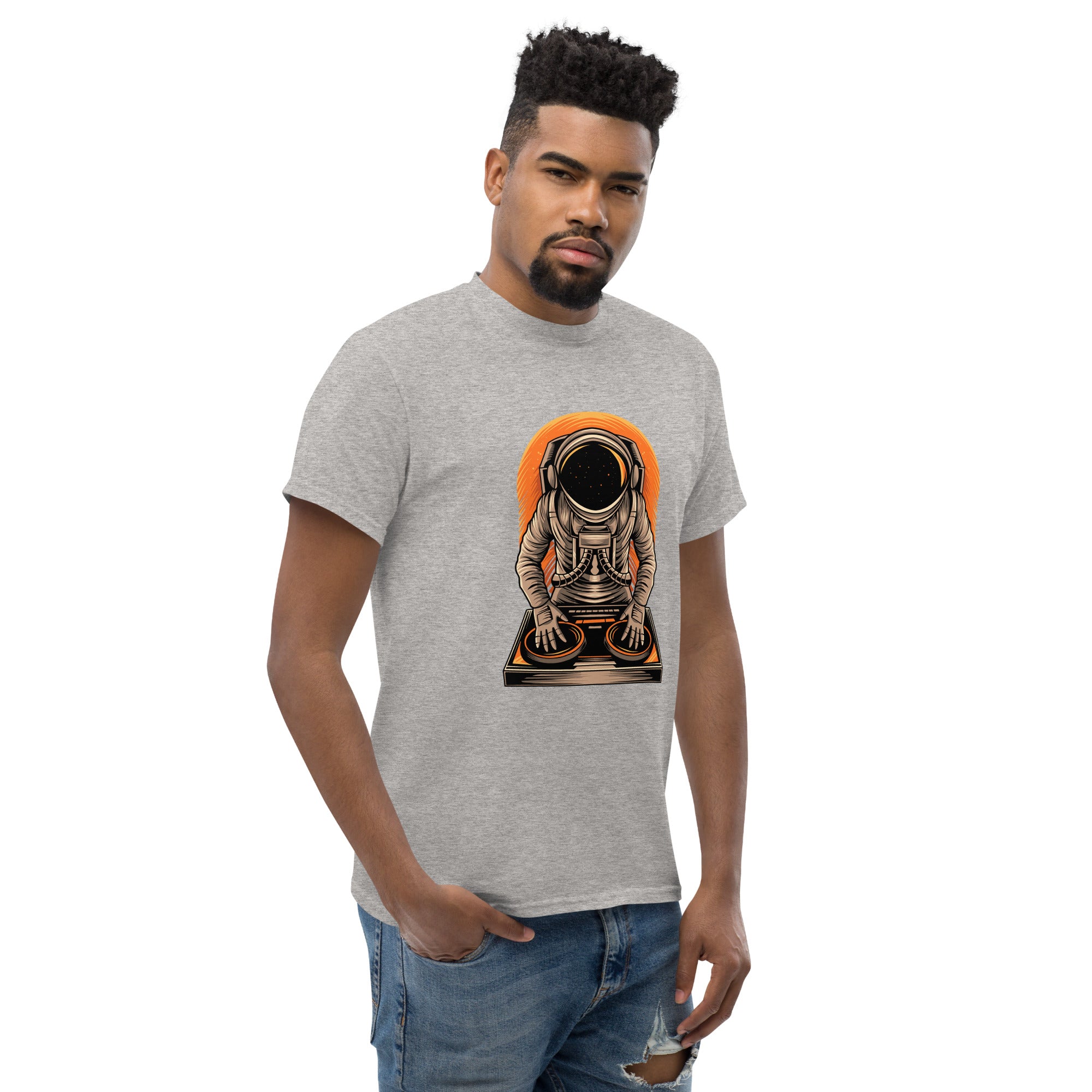 Foto di - T-shirt Stampata Unisex – 100% Cotone – Stile Streetwear e Confortevole – Atronauta Dj-DTG-Biiply