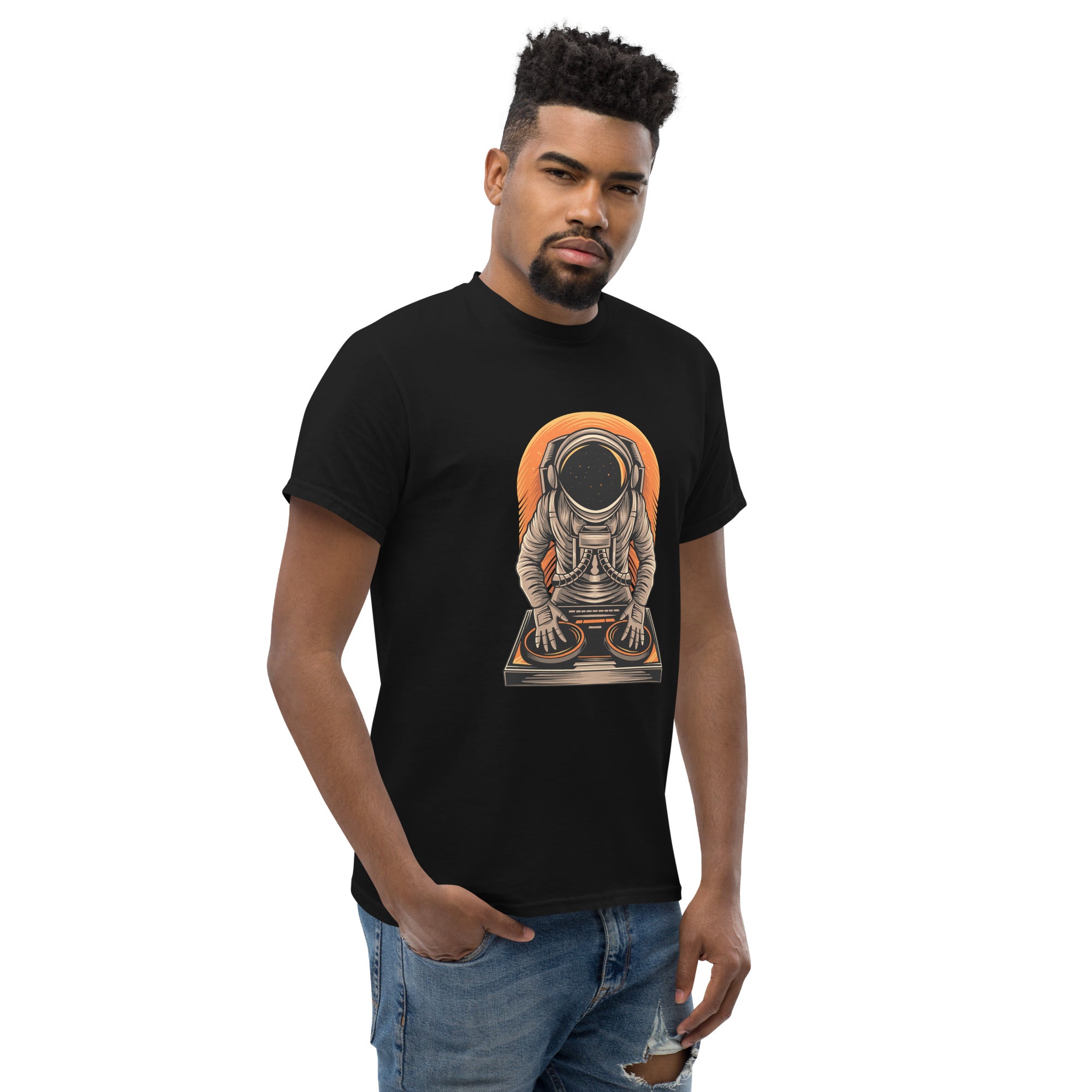 Foto di - T-shirt Stampata Unisex – 100% Cotone – Stile Streetwear e Confortevole – Atronauta Dj-DTG-Biiply