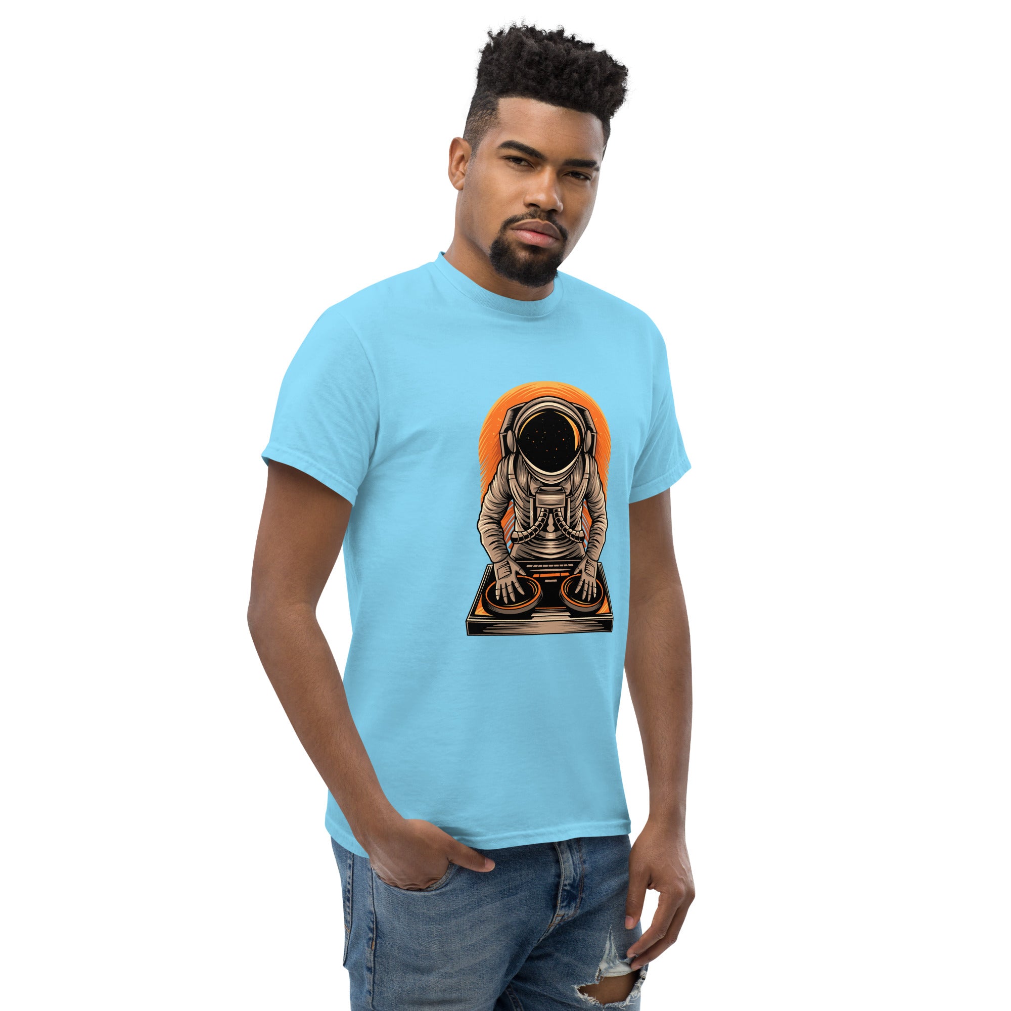 Foto di - T-shirt Stampata Unisex – 100% Cotone – Stile Streetwear e Confortevole – Atronauta Dj-DTG-Biiply