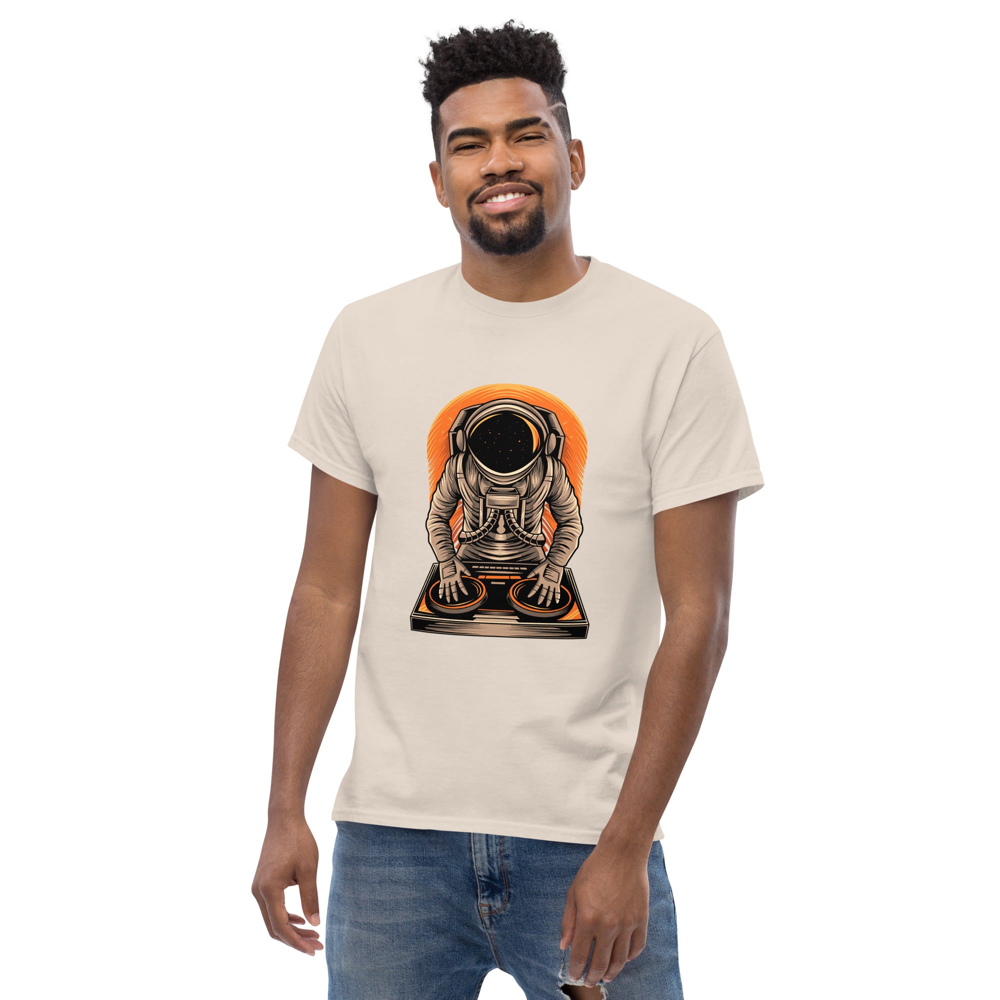 Foto di - T-shirt Stampata Unisex – 100% Cotone – Stile Streetwear e Confortevole – Atronauta Dj-DTG-Biiply