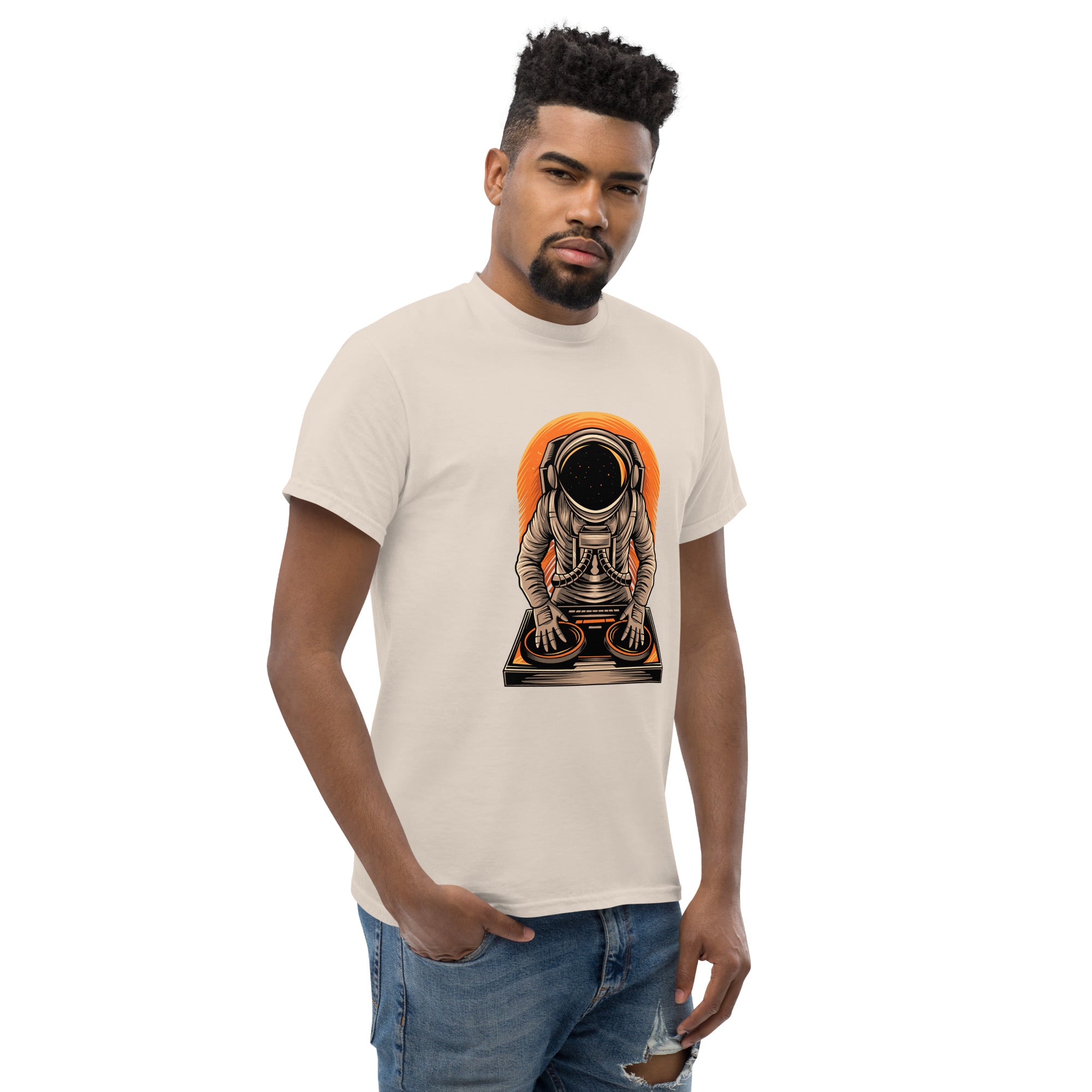Foto di - T-shirt Stampata Unisex – 100% Cotone – Stile Streetwear e Confortevole – Atronauta Dj-DTG-Biiply