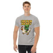 Foto di - T-shirt Stampata Unisex – 100% Cotone – Stile Streetwear e Confortevole – Chicken jockey-DTG-Biiply