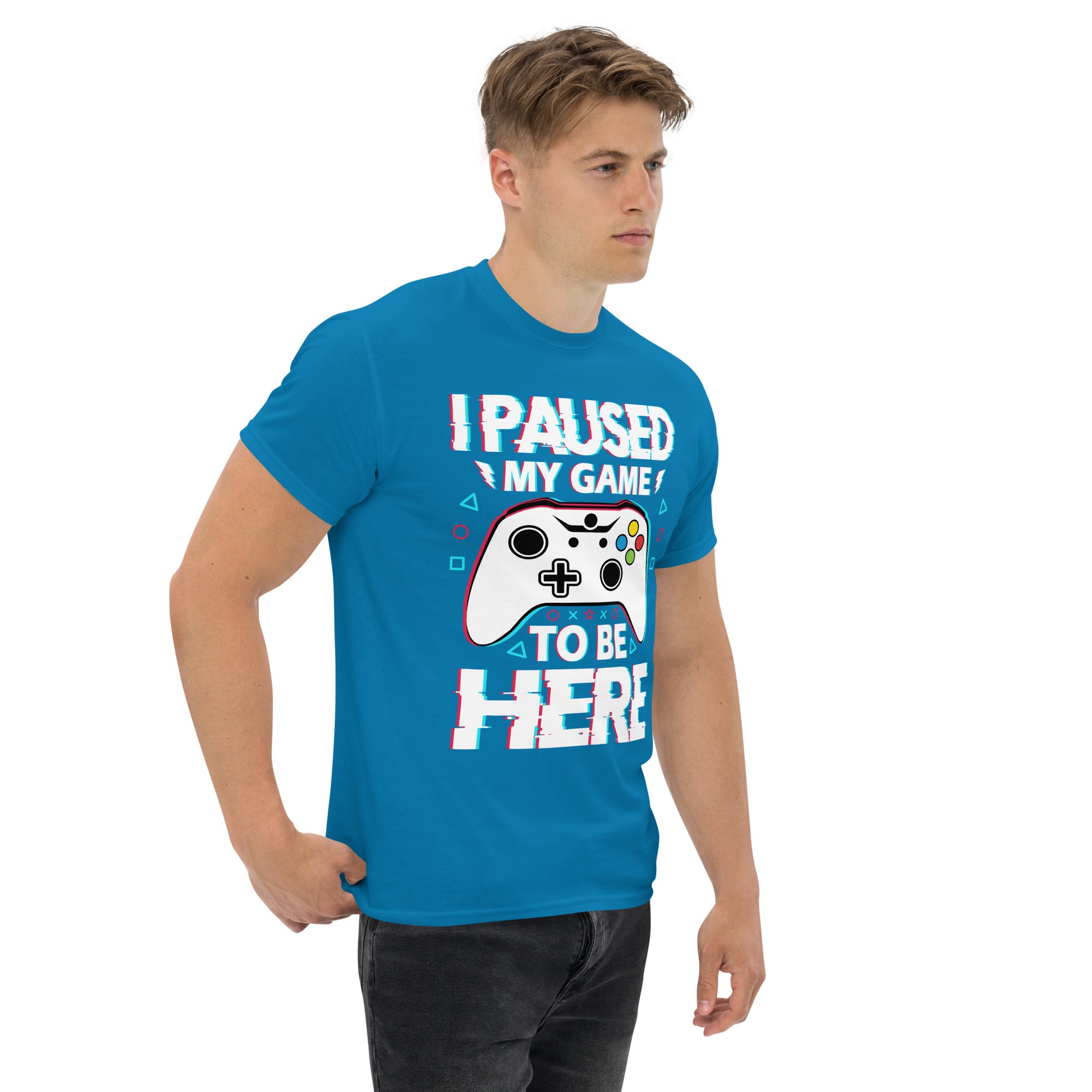 Foto di - T-shirt Stampata Unisex – 100% Cotone – Stile Streetwear e Confortevole – I'm Paused My Game To Be Here-DTG-Biiply