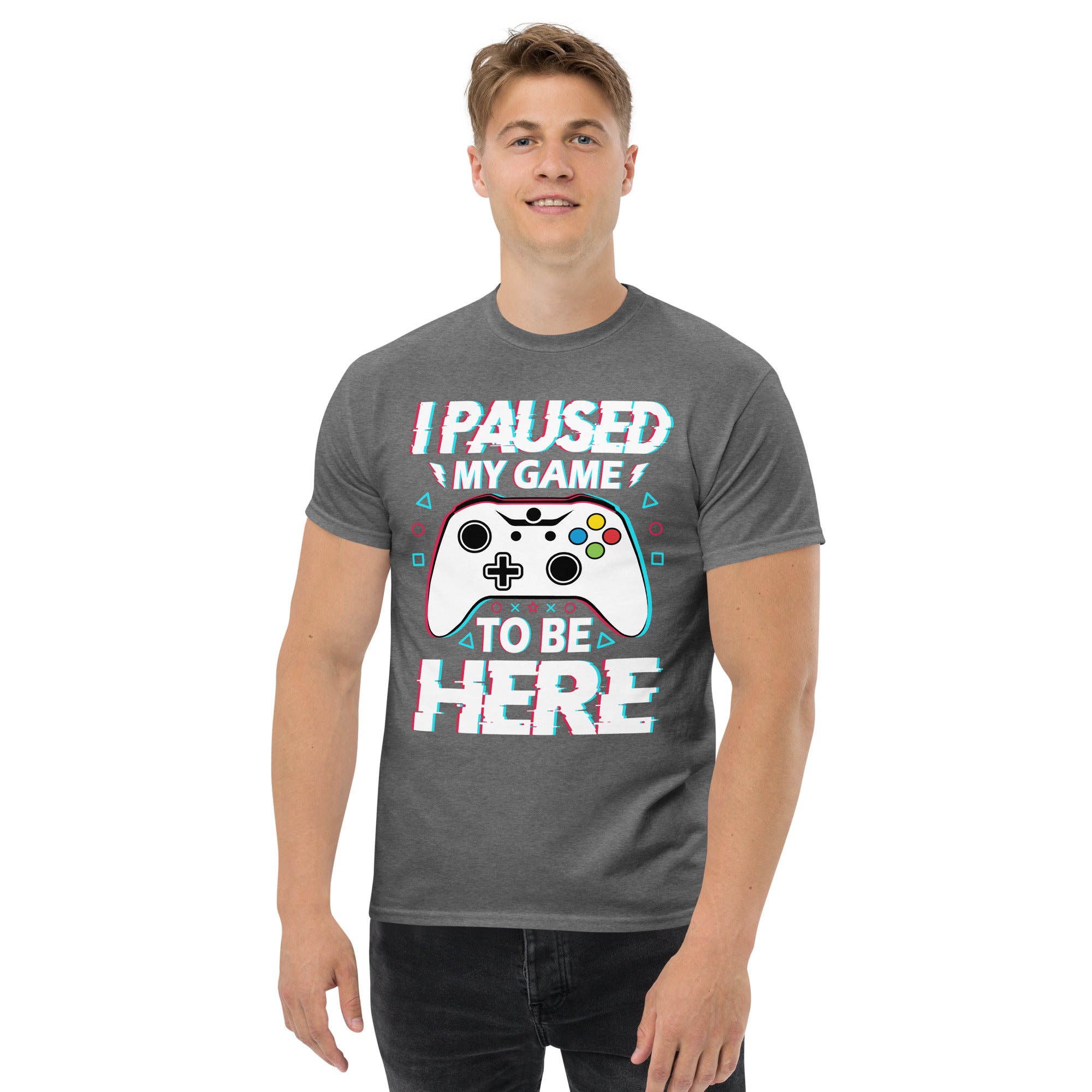 Foto di - T-shirt Stampata Unisex – 100% Cotone – Stile Streetwear e Confortevole – I'm Paused My Game To Be Here-DTG-Biiply