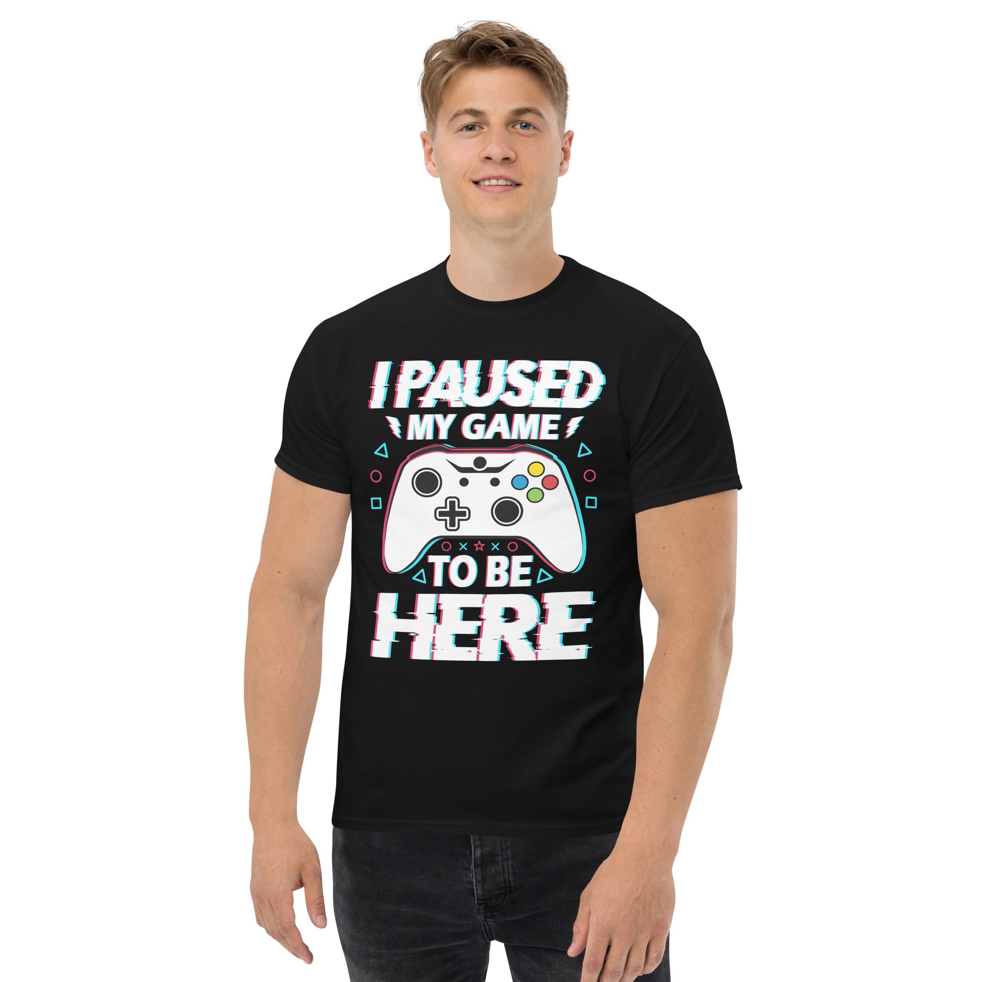 Foto di - T-shirt Stampata Unisex – 100% Cotone – Stile Streetwear e Confortevole – I'm Paused My Game To Be Here-DTG-Biiply