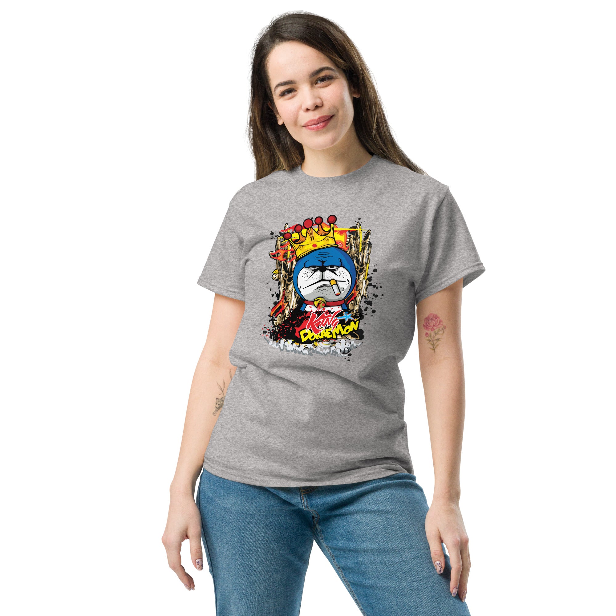 Foto di - T-shirt Stampata Unisex – 100% Cotone – Stile Streetwear e Confortevole – King Smoke Doraemon-DTG-Biiply