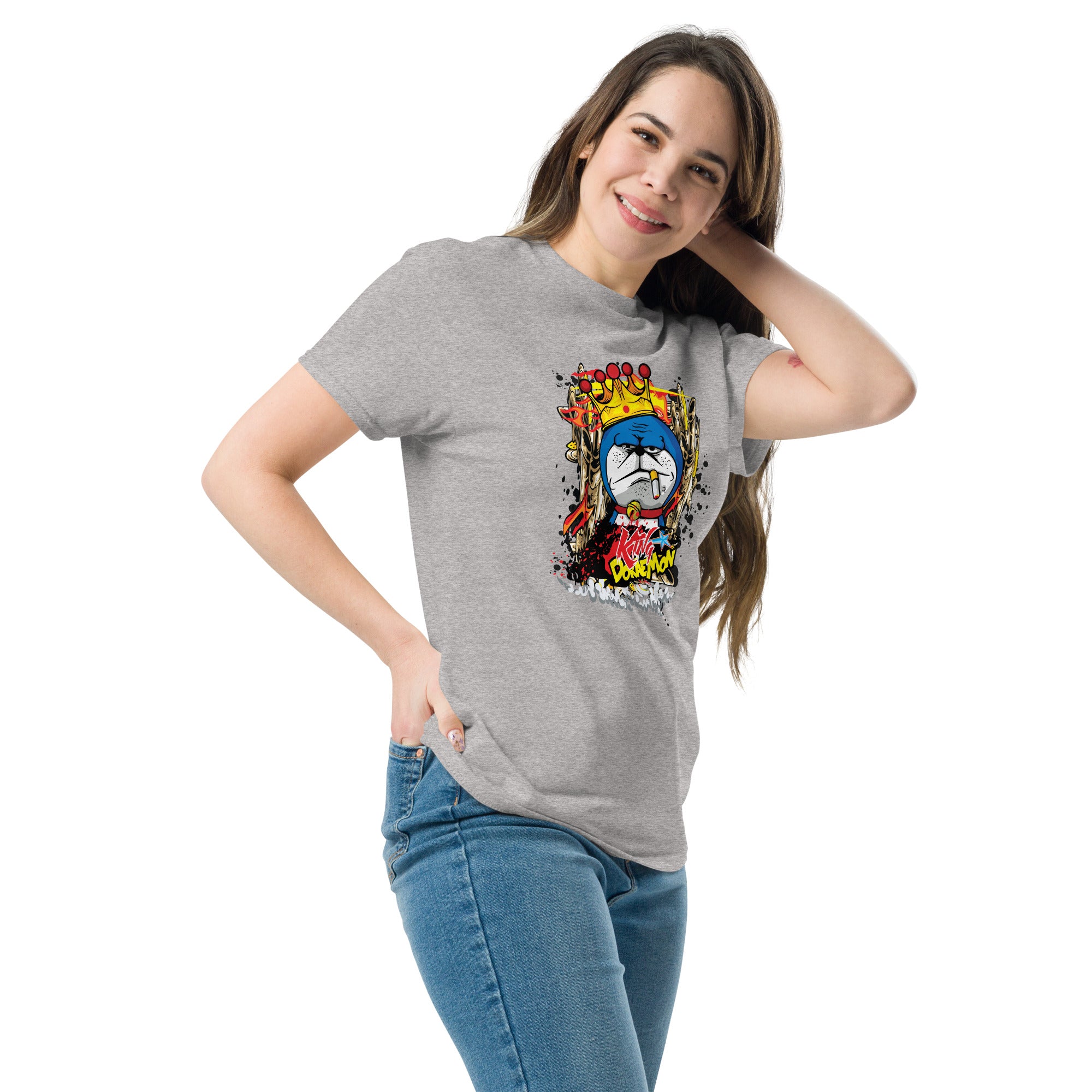 Foto di - T-shirt Stampata Unisex – 100% Cotone – Stile Streetwear e Confortevole – King Smoke Doraemon-DTG-Biiply