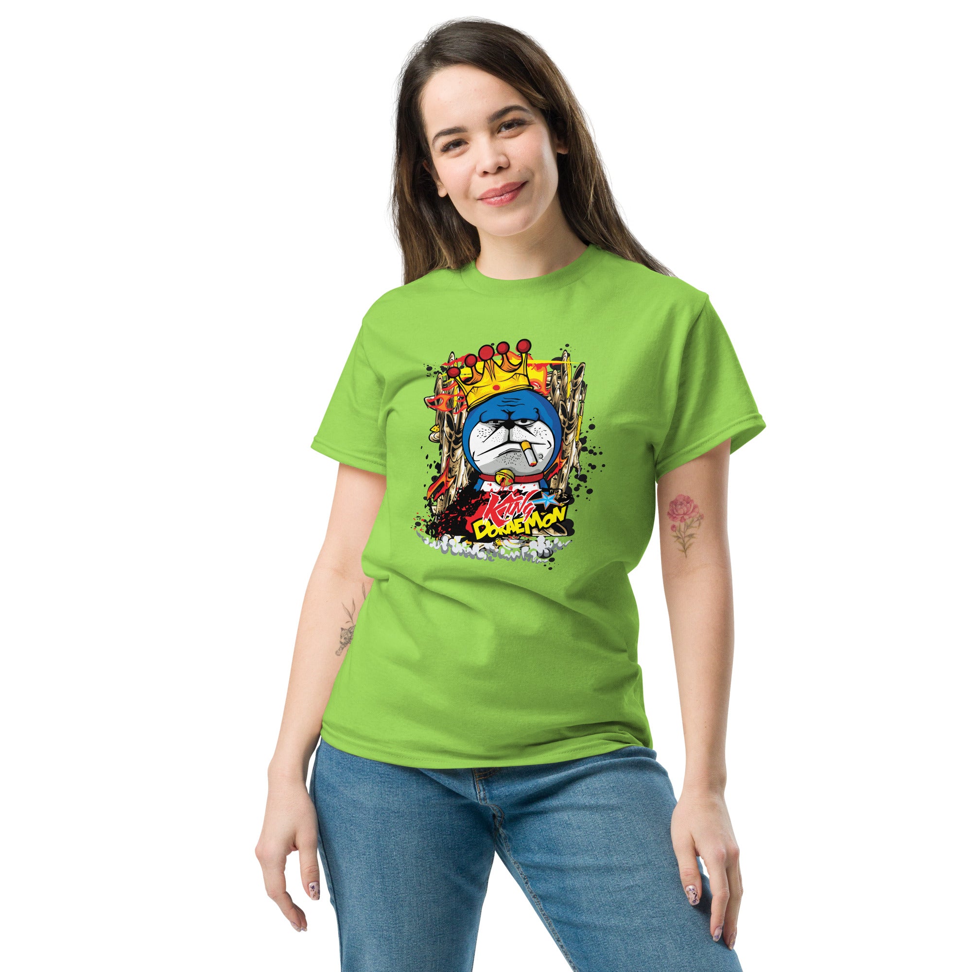 Foto di - T-shirt Stampata Unisex – 100% Cotone – Stile Streetwear e Confortevole – King Smoke Doraemon-DTG-Biiply