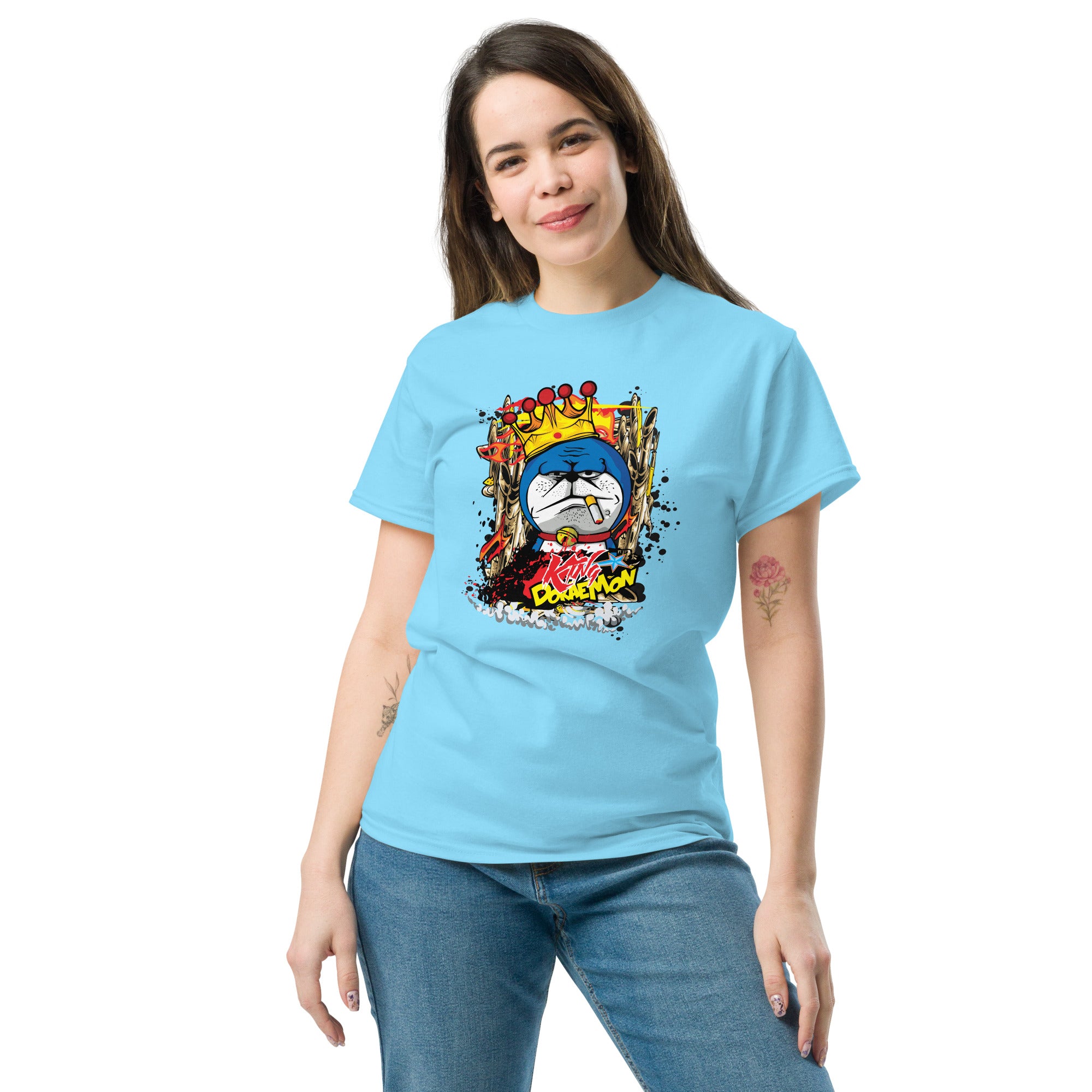 Foto di - T-shirt Stampata Unisex – 100% Cotone – Stile Streetwear e Confortevole – King Smoke Doraemon-DTG-Biiply